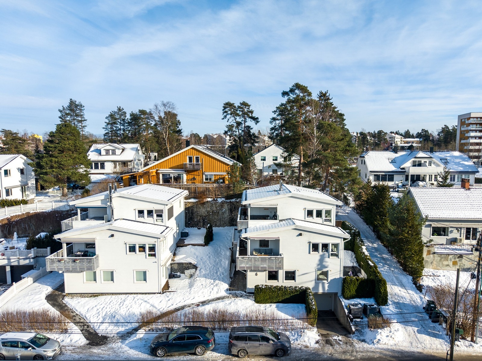 Sameiet består av 5 boligseksjoner. Felles garasjeanlegg i kjeller. Galleribilde