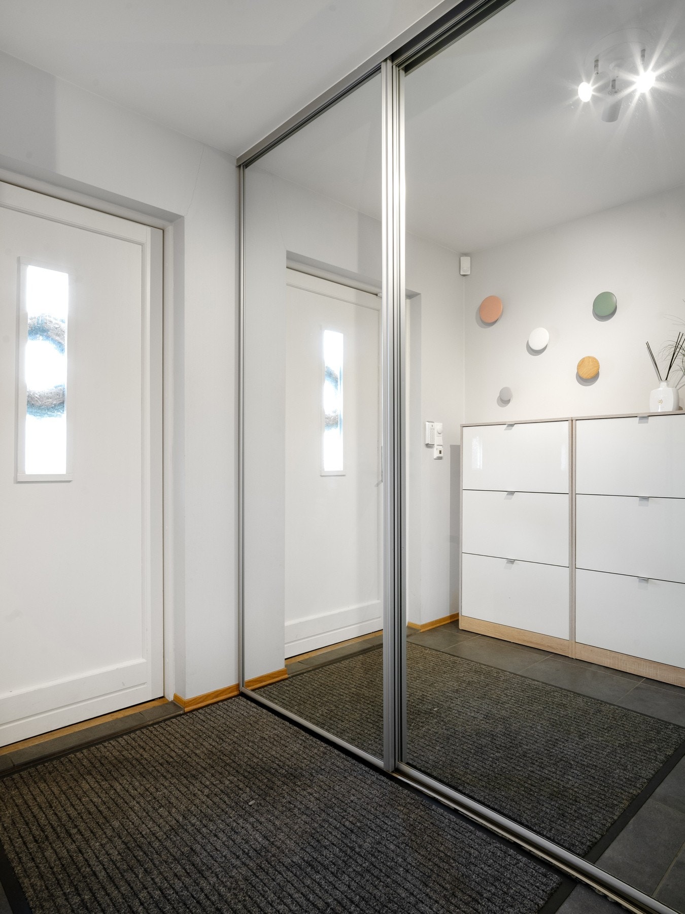 Entré med romslig skyvedørsgarderobe. Galleribilde