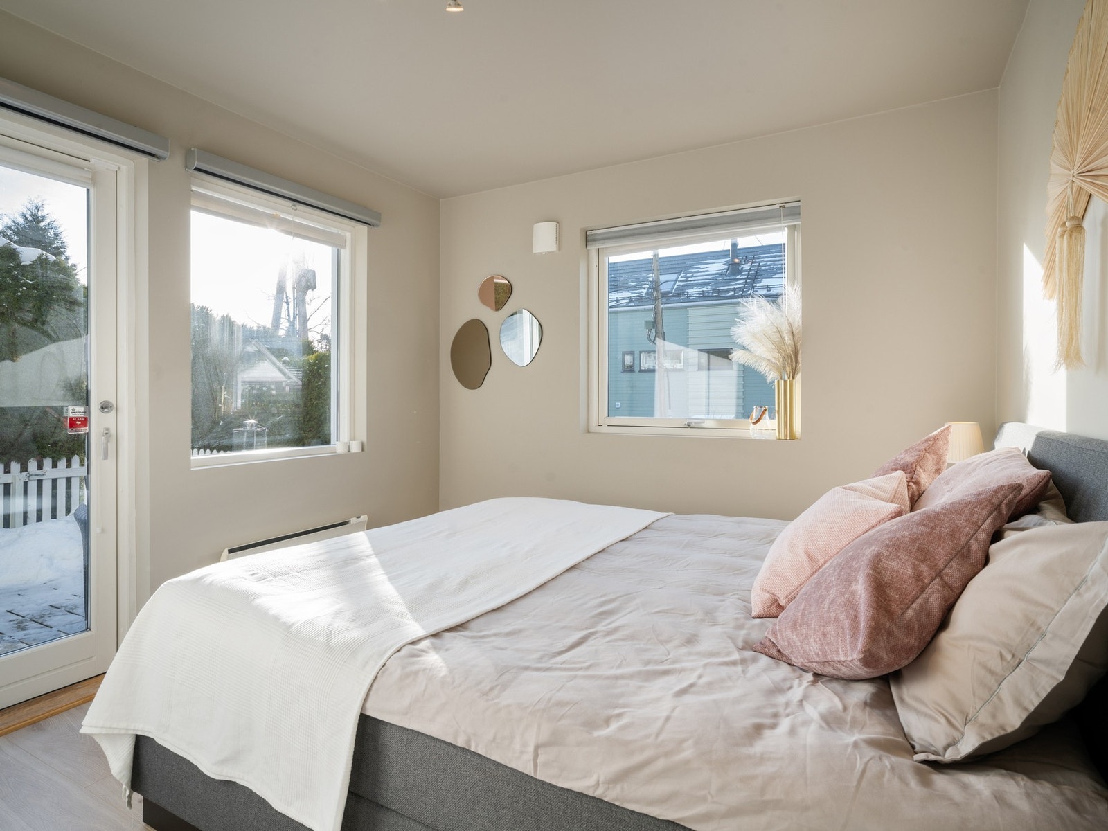 Soverom 1 av 3. Adkomst til markterrasse. Galleribilde