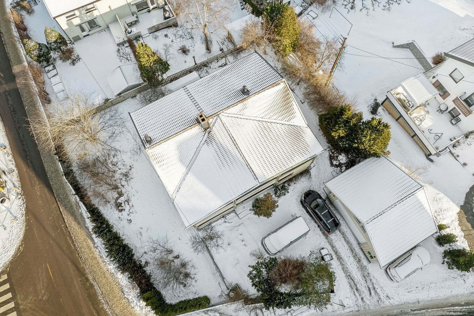 Eiendommen har gode solforhold, utsikt og store oppholdsrom. En unik familiebolig med mange muligheter og attraktiv beliggenhet. Galleribilde