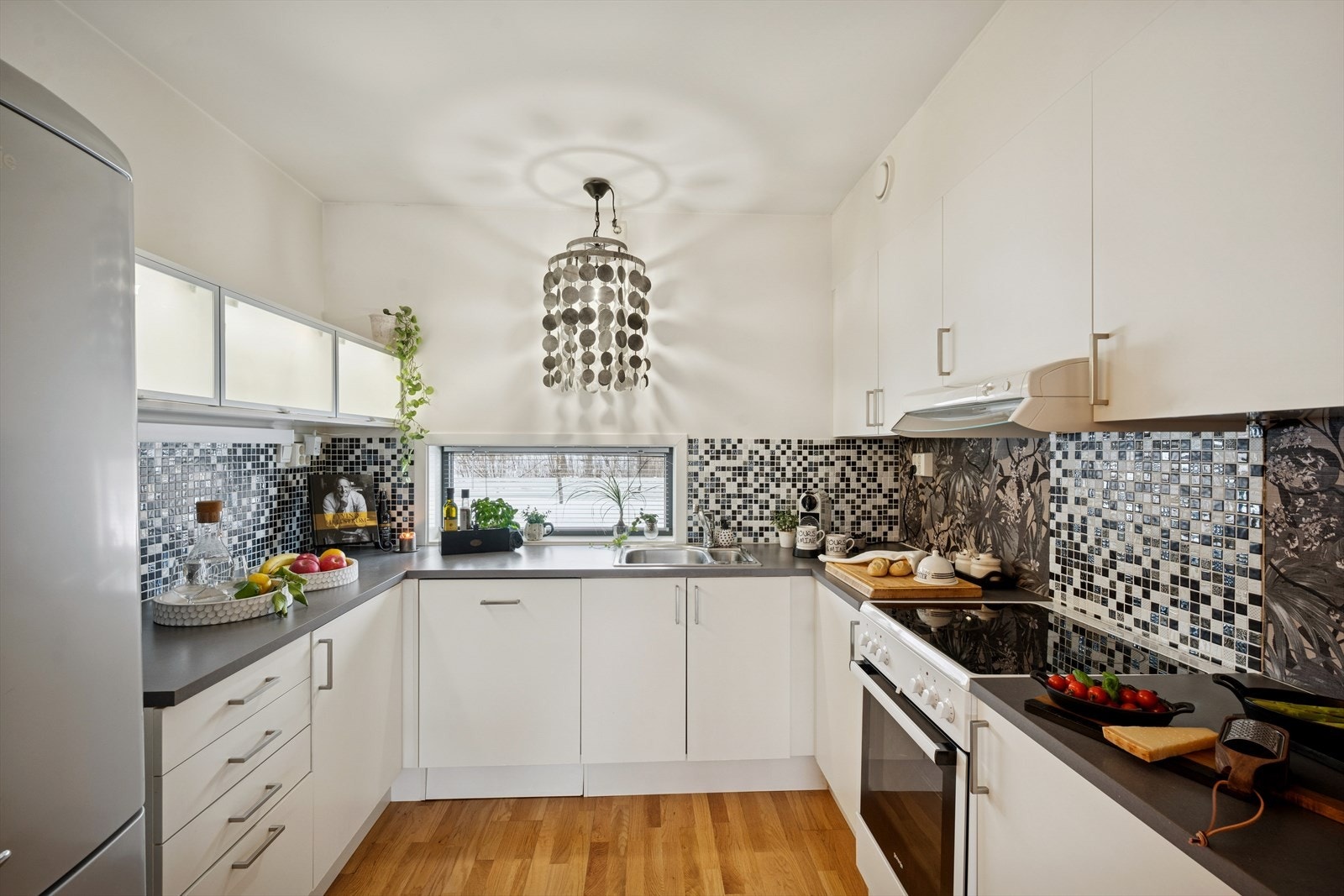 Innredningen er montert i en hesteskoform, noe som gjør kjøkkenet svært bruksvennlig samtidig som det gir godt med skap- og benkeplass. Galleribilde