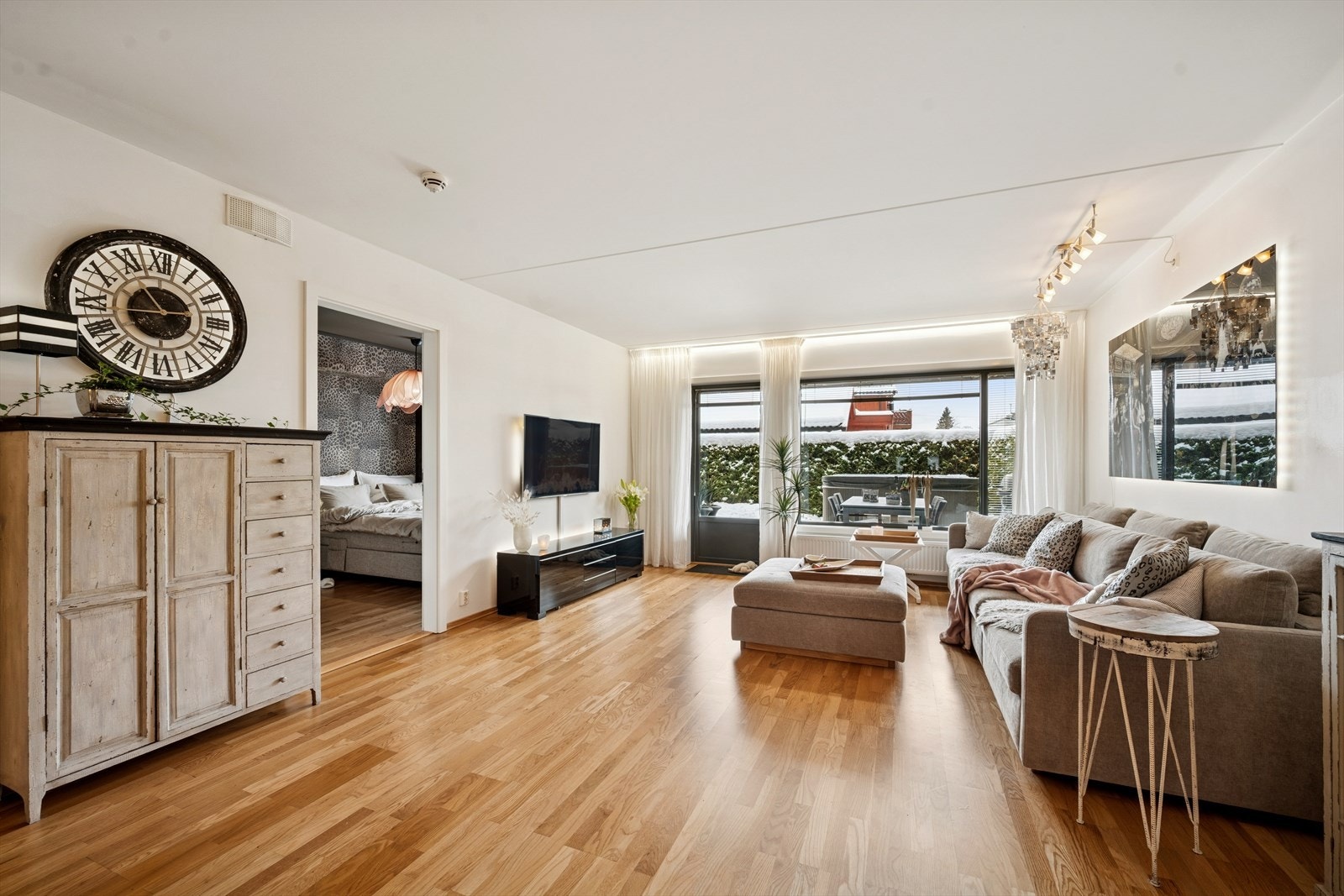 Store vindusflater slipper inn godt med naturlig daglys, noe som gir en ekstra god romfølelse og atmosfære. Galleribilde