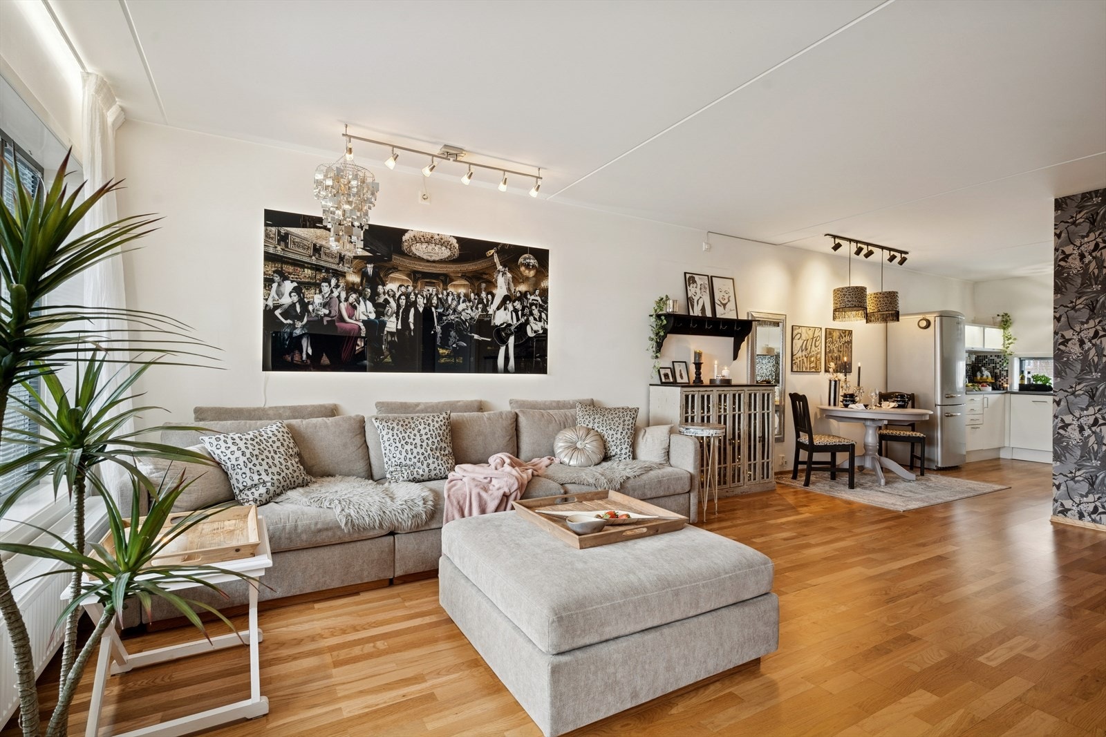 Stuen ligger i åpen planløsning mot kjøkkenet, og utgjør til sammen et sosialt allrom. Galleribilde