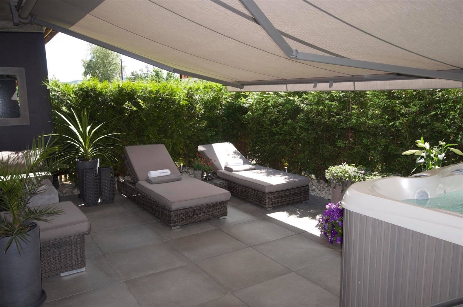 I sommerhalvåret blir uteplassen som en forlengelse av stuen. Galleribilde