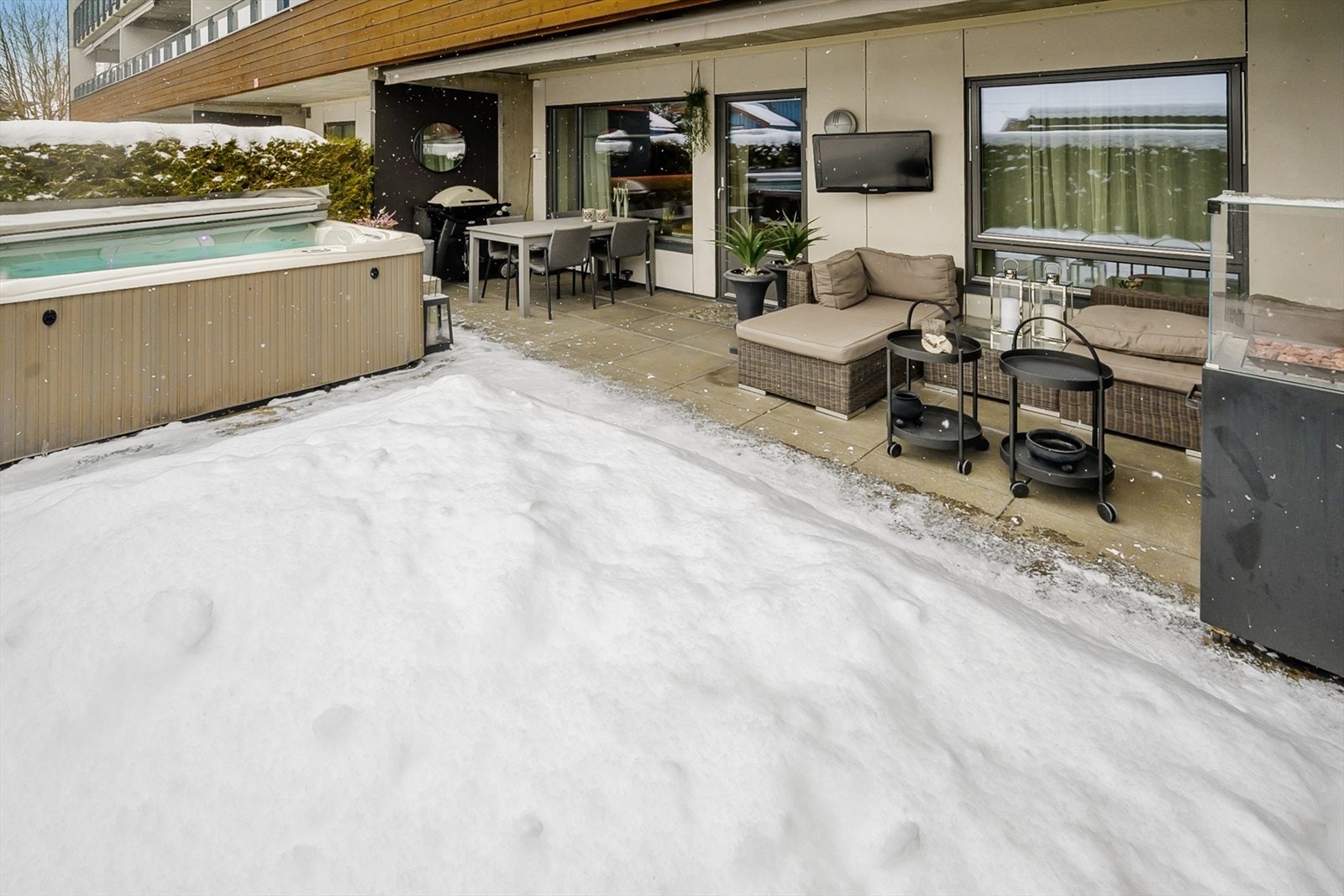 Lun og solrik uteplass på ca. 37 kvm. Rikelig med sol fra tidlig formiddag til kveld. Galleribilde