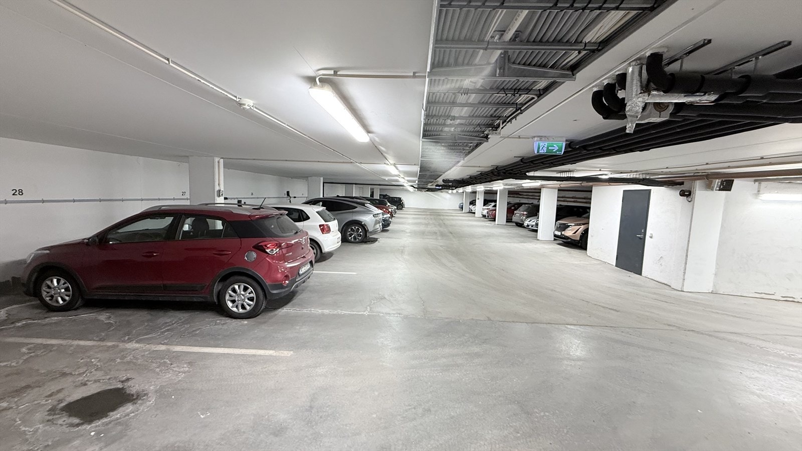 Garasjeplass i lukket garasjekjeller Galleribilde