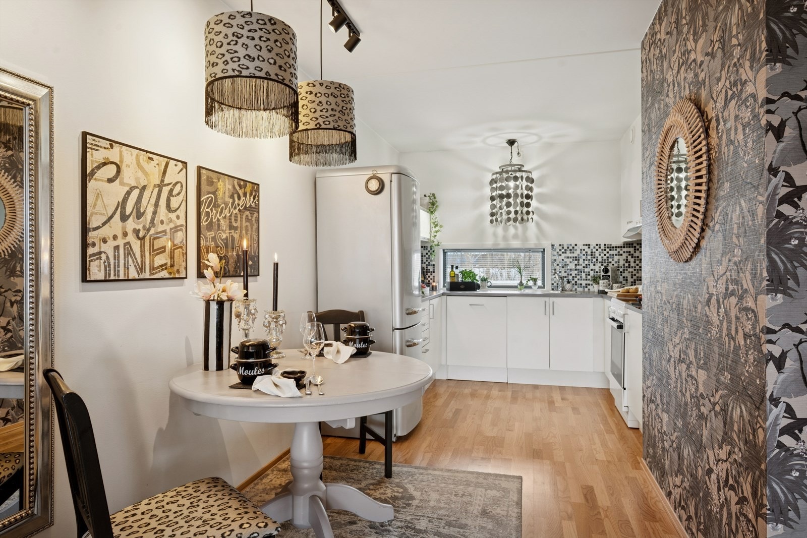 Kjøkkenet ligger fint tilbaketrukket fra selve stuedelen. Gjennomgående lys mellom stue og kjøkken. Galleribilde