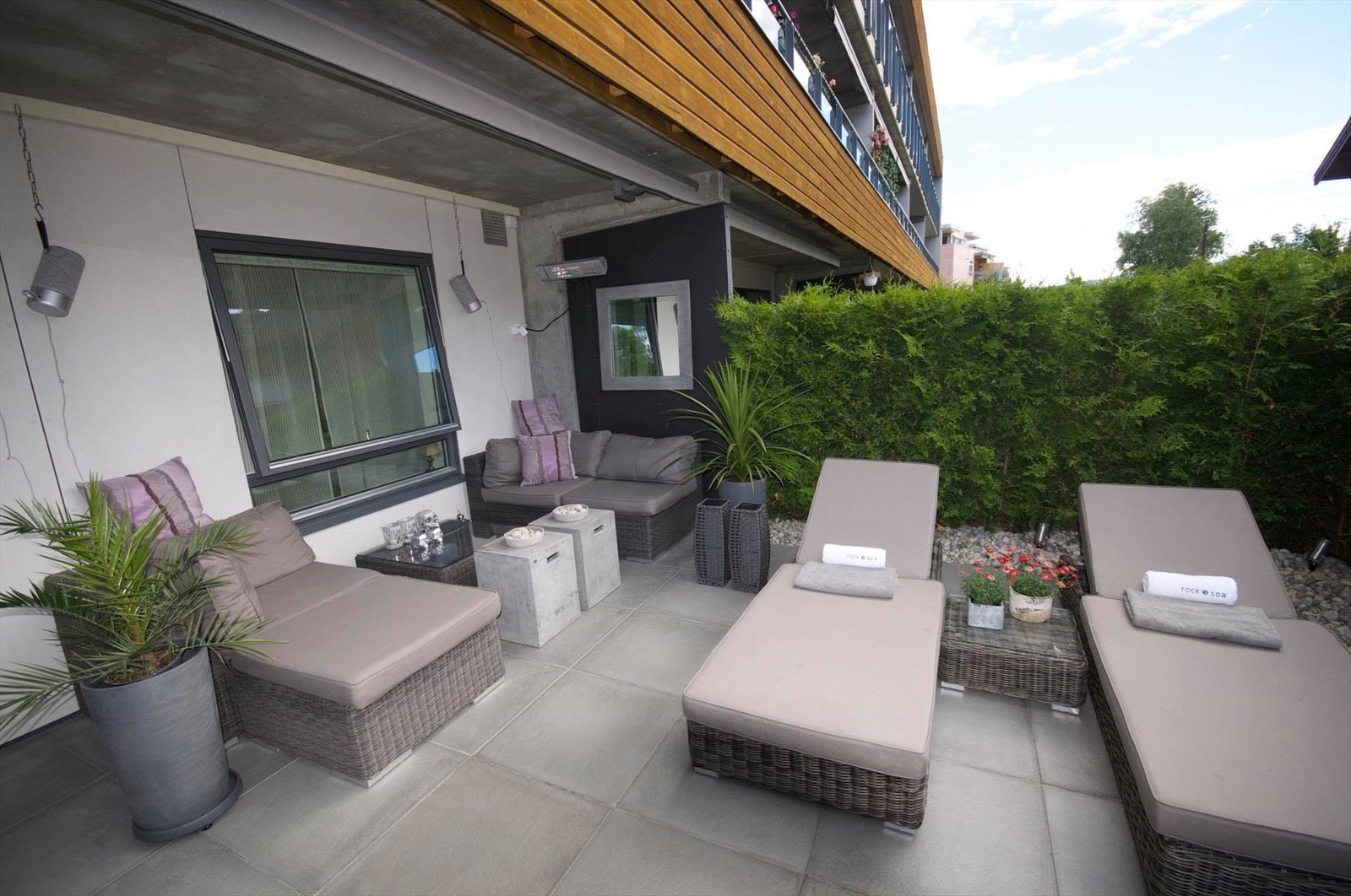 Uteplassen ble hellelagt i 2018, utført av fagfolk. Galleribilde