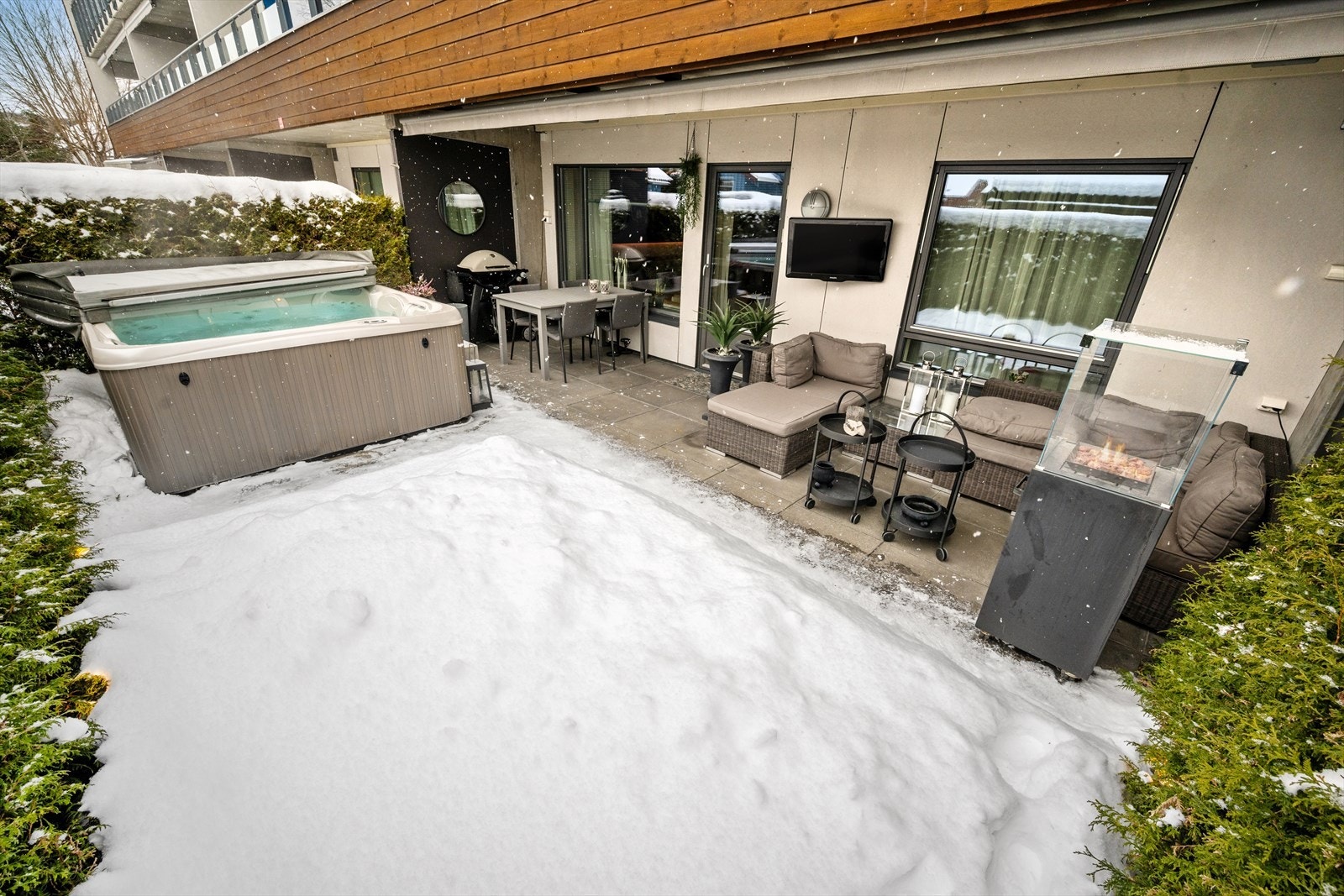 Forlengelse av stue og sommeren - nydelig uteplass med dekke. Galleribilde