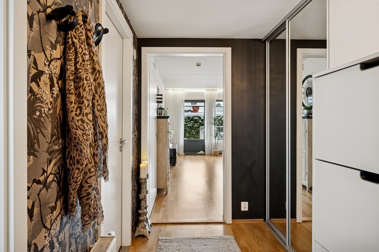 I entréen er det montert en skyvedørsgarderobe med speilfronter. Galleribilde