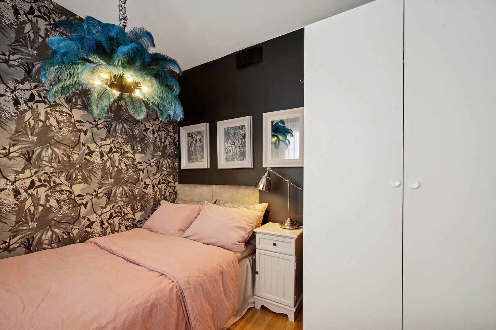 Begge soverommene er utstyrt med garderobeskap for praktisk oppbevaring. Galleribilde