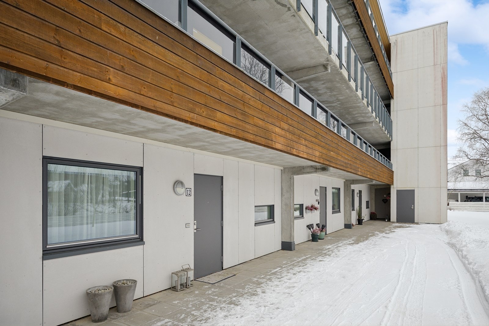 Tilhørende bod i kjeller, samt sykkelbod og p-plass i felles garasjeanlegg. Velkommen til en hyggelig visning i Nye Stasjonsvei 12! Galleribilde