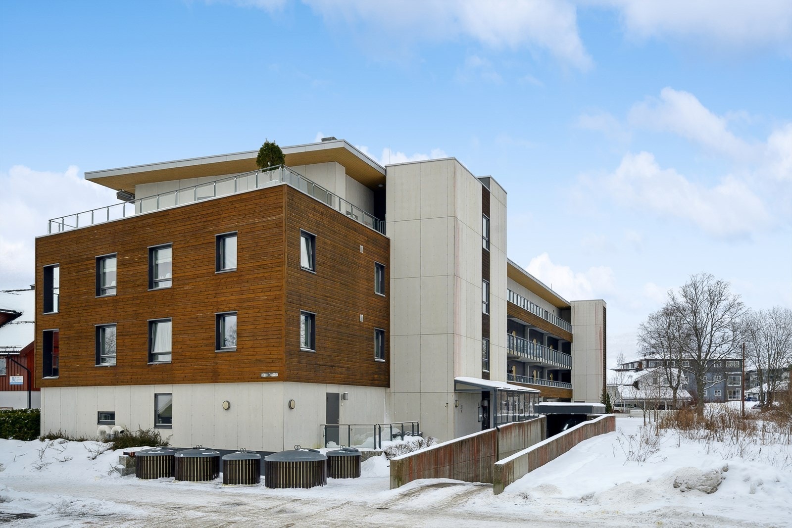 Eiendommen ligger i et veletablert boligstrøk på Spikkestad - sentral og usjenert, med nærhet til forretninger og servicefunksjoner. Galleribilde