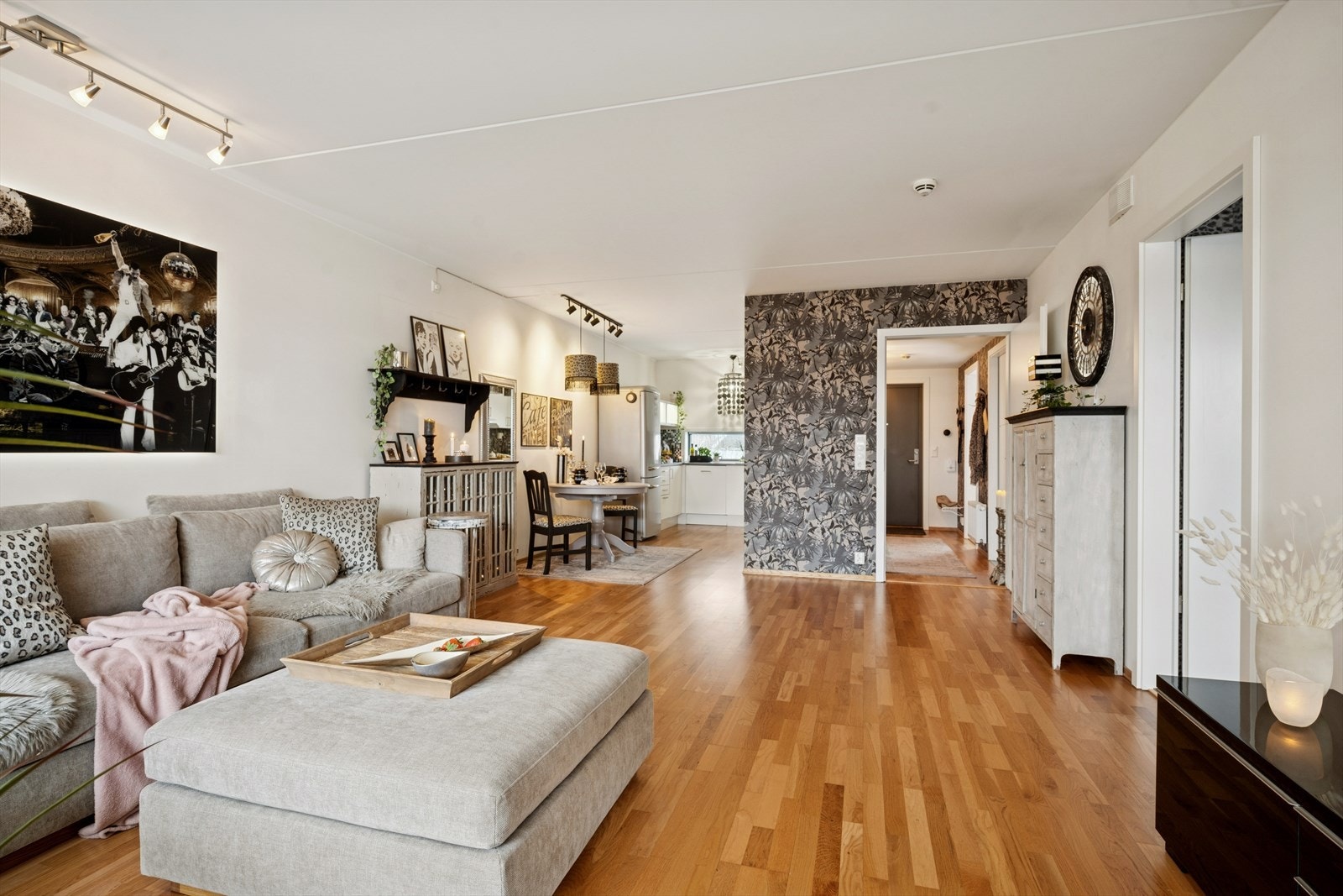 Leiligheten har en gjennomgående planløsning og et internt bruksareal på 73 m². Galleribilde