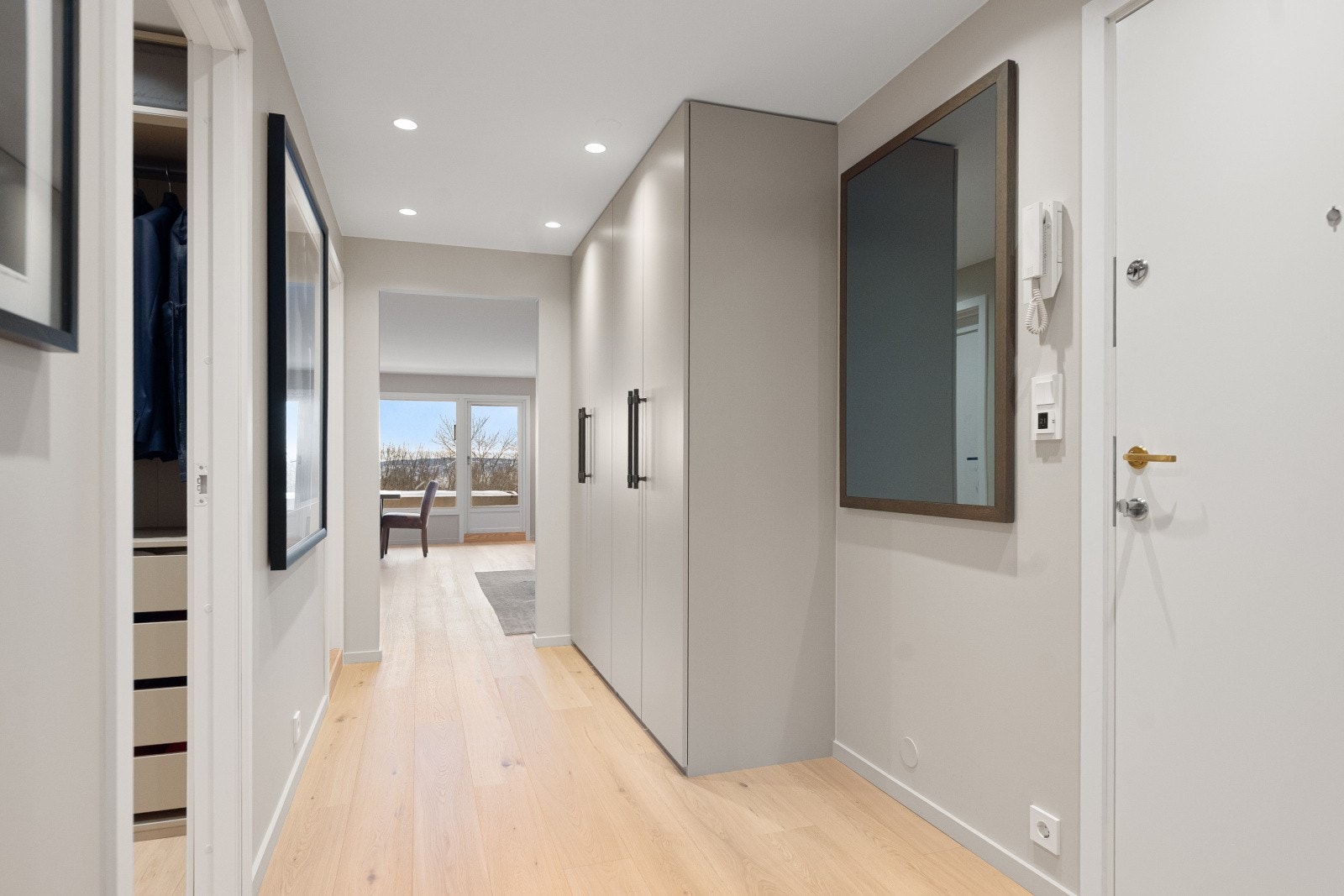 I entréen er det en praktisk og lekker garderobeløsning til oppbevaring. Det er adkomst til nesten alle boligens rom fra entréen. Galleribilde