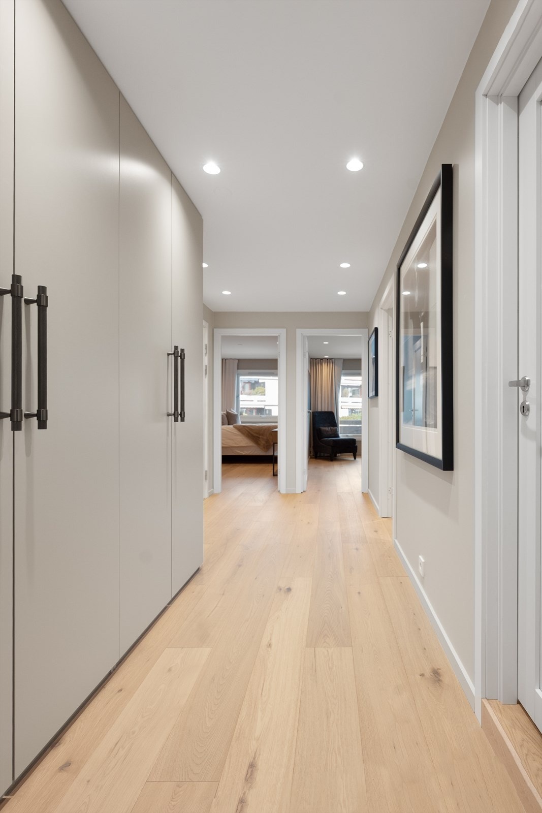 Ved adkomst møtes du av en innbydende entré med enstavs parkett og varmefolie på gulv. Dette er gjennomgående for boligens øvrige rom. Galleribilde