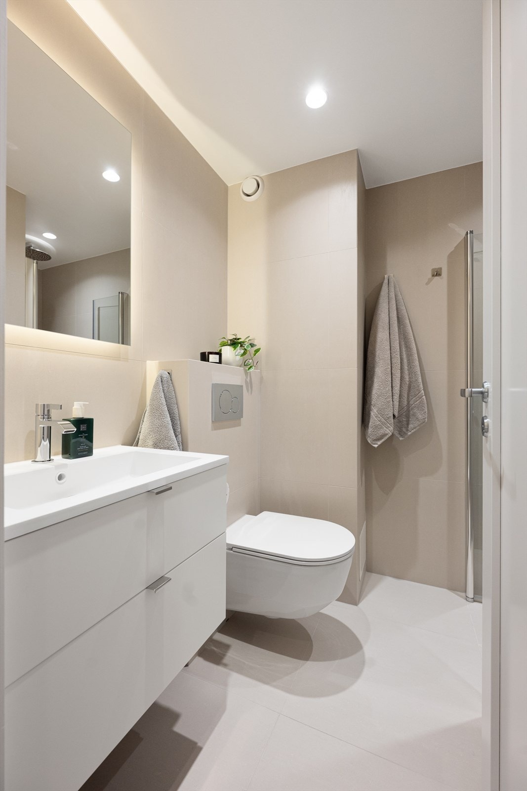 Baderom 2 er tilknyttet gangen og er rehabilitert i 2024. Badet er flislagt med varmekabler i gulvet. Galleribilde