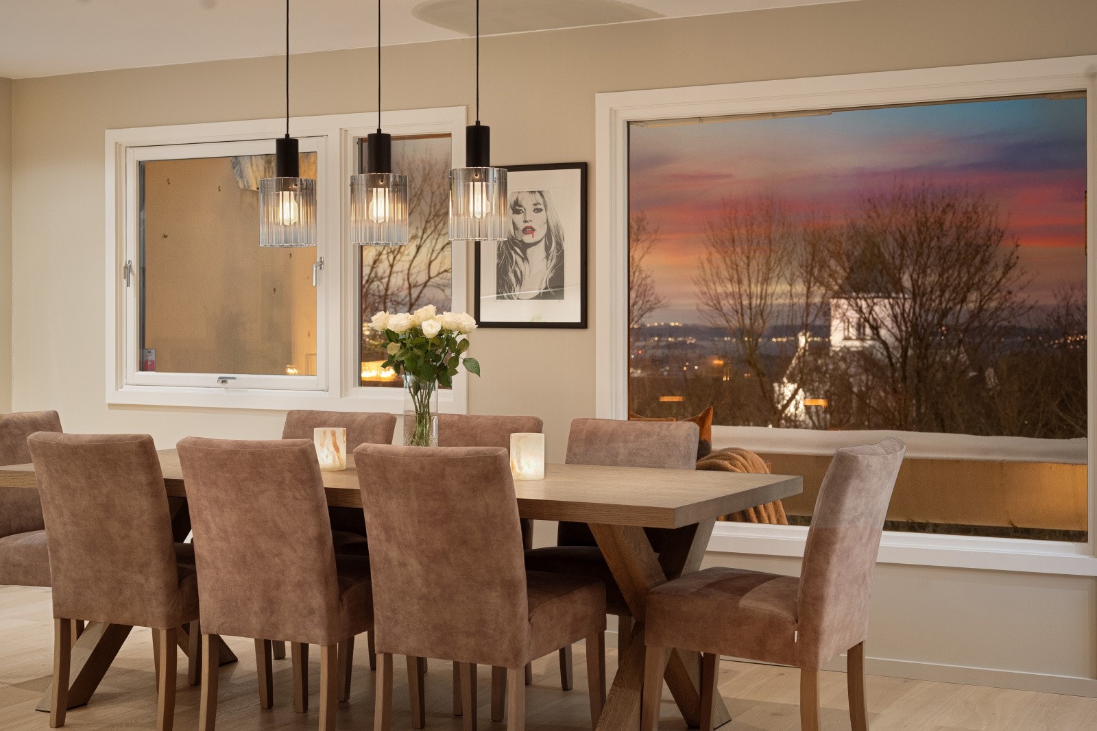 Det er god plass til et stort spisebord hvor hele familien kan samles til en hjemmelaget måltid og nyte utsikten over Oslo og fjorden. Galleribilde