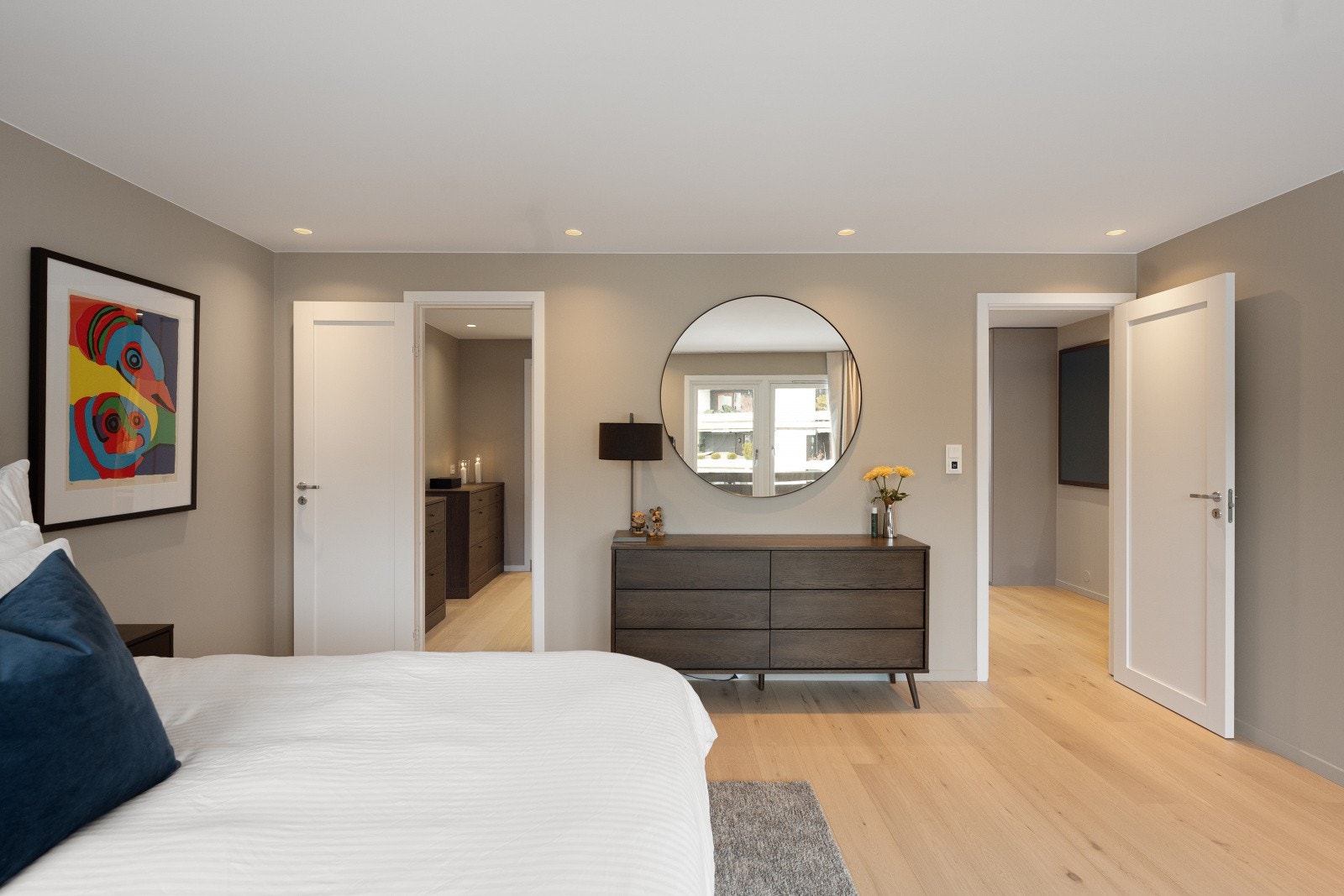 Hovedsoverommet er i tilknytning til en walk-in garderobe. Galleribilde