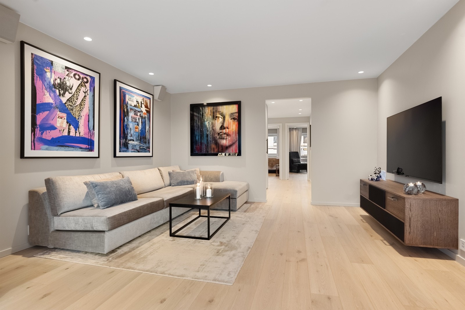 I stuen er det god plass til en trivelig sittegruppe med tilhørende møblement. Galleribilde