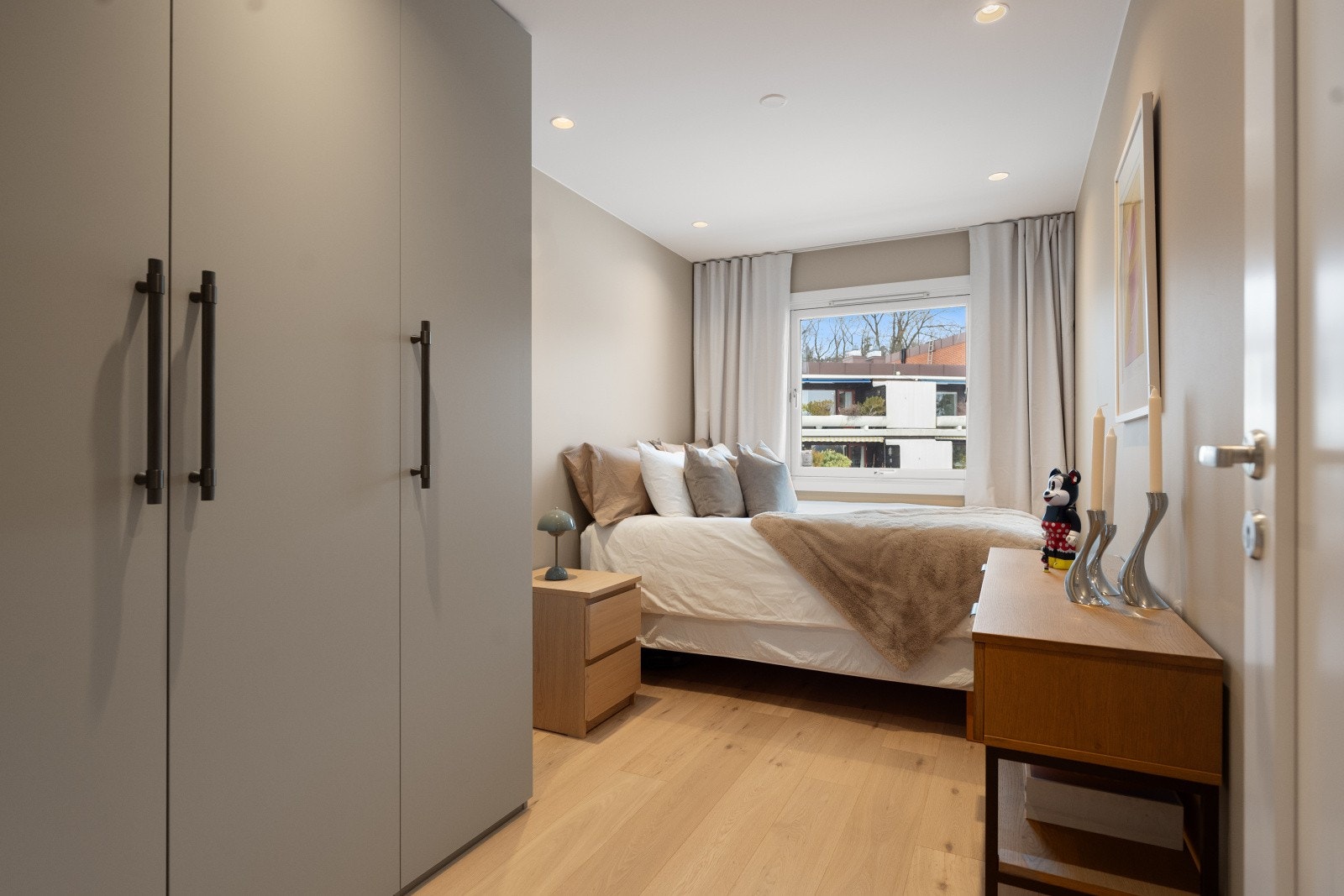 Soverom to er av god størrelse med plass til dobbeltseng, garderobeløsning samt tilhørende møblement Galleribilde