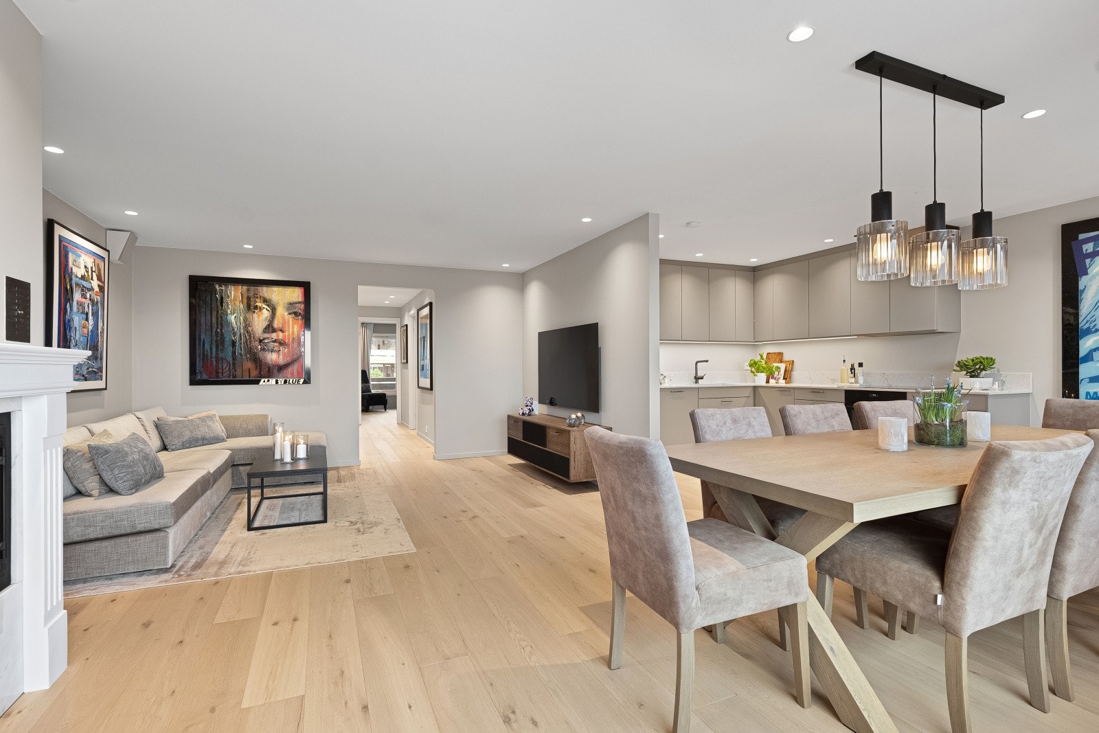 Leiligheten ble omfattende renovert i 2024 med blant annet nytt kjøkken, to nye bad, elektrisk anlegg samt nye overflater og 1-stavs eikeparkett i hele leiligheten. Galleribilde