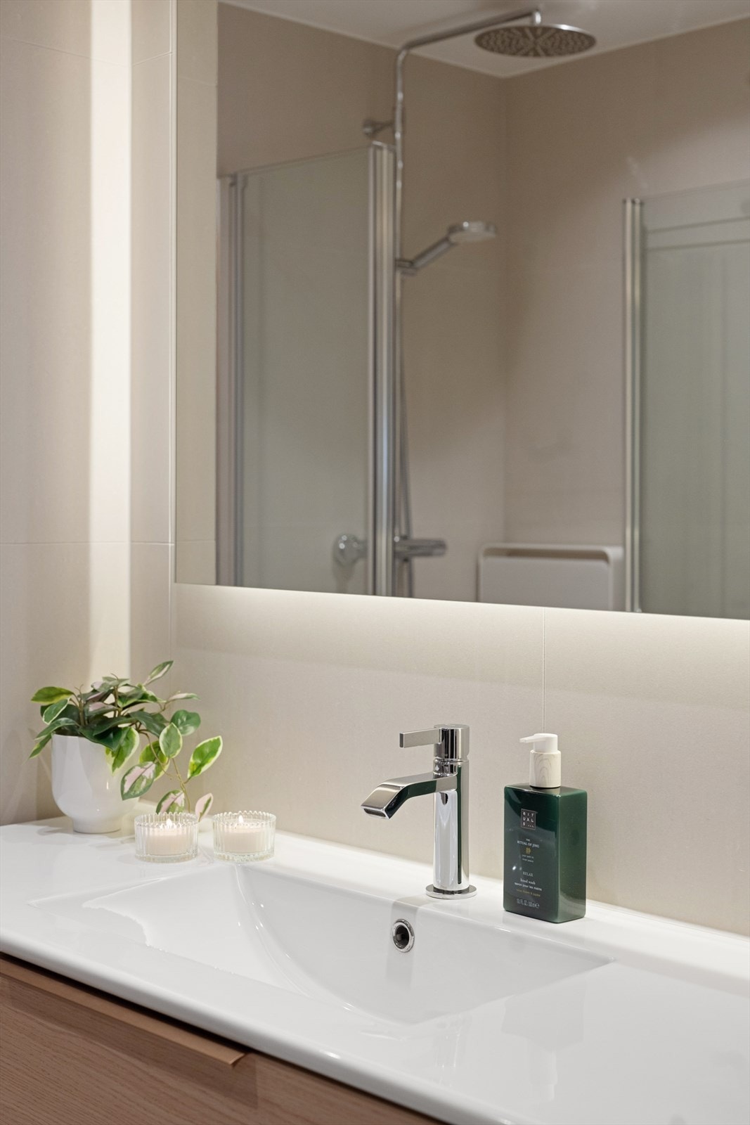 Rommet er innredet med veggfestet toalett, servant i helstøpt plate, dusj på gulv med dører i herdet glass. Du har i tillegg mye oppbevaringsplass i veggskap og benkeskap. Galleribilde