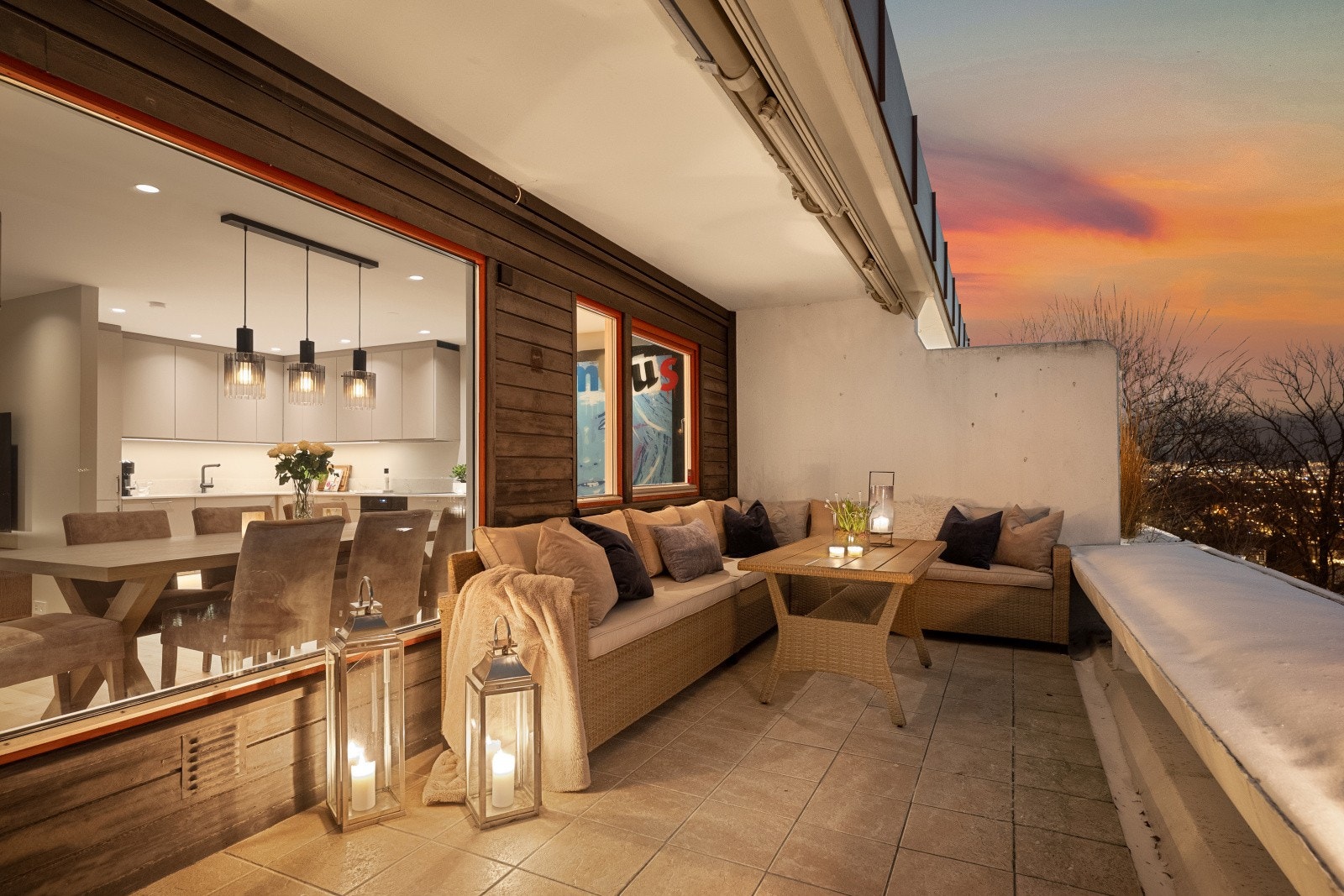 Balkongen har god plass til stor sittegruppe og byr på flere møbleringssoner. Galleribilde