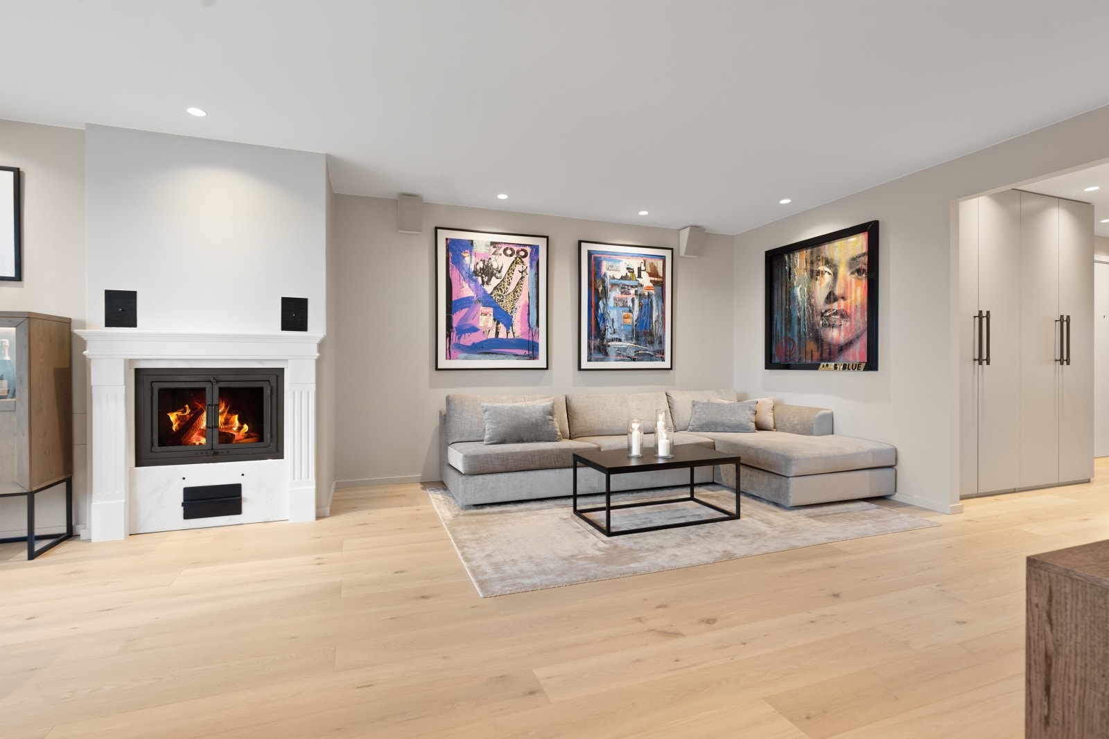 I stuen er det en stor peis som skaper en lun og koselig atmosfære. Galleribilde