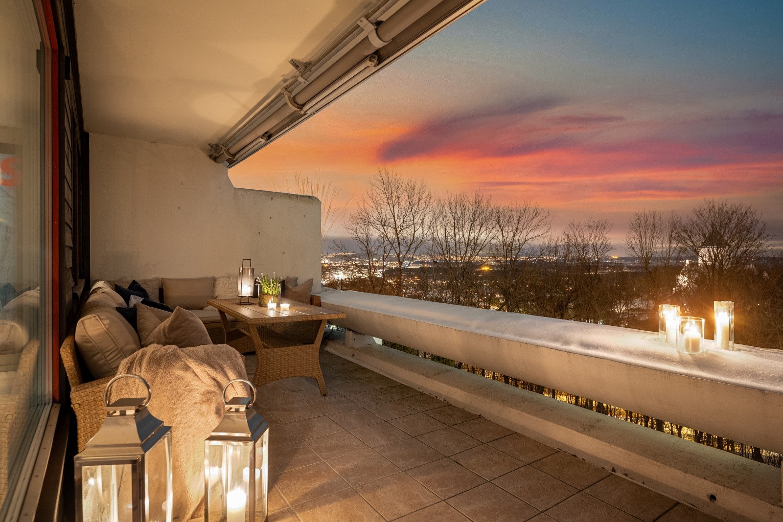 Her kan du nyte utsikten samtidig som du har solen fra morgningen til ca. kl. 17 på ettermiddagen. Galleribilde