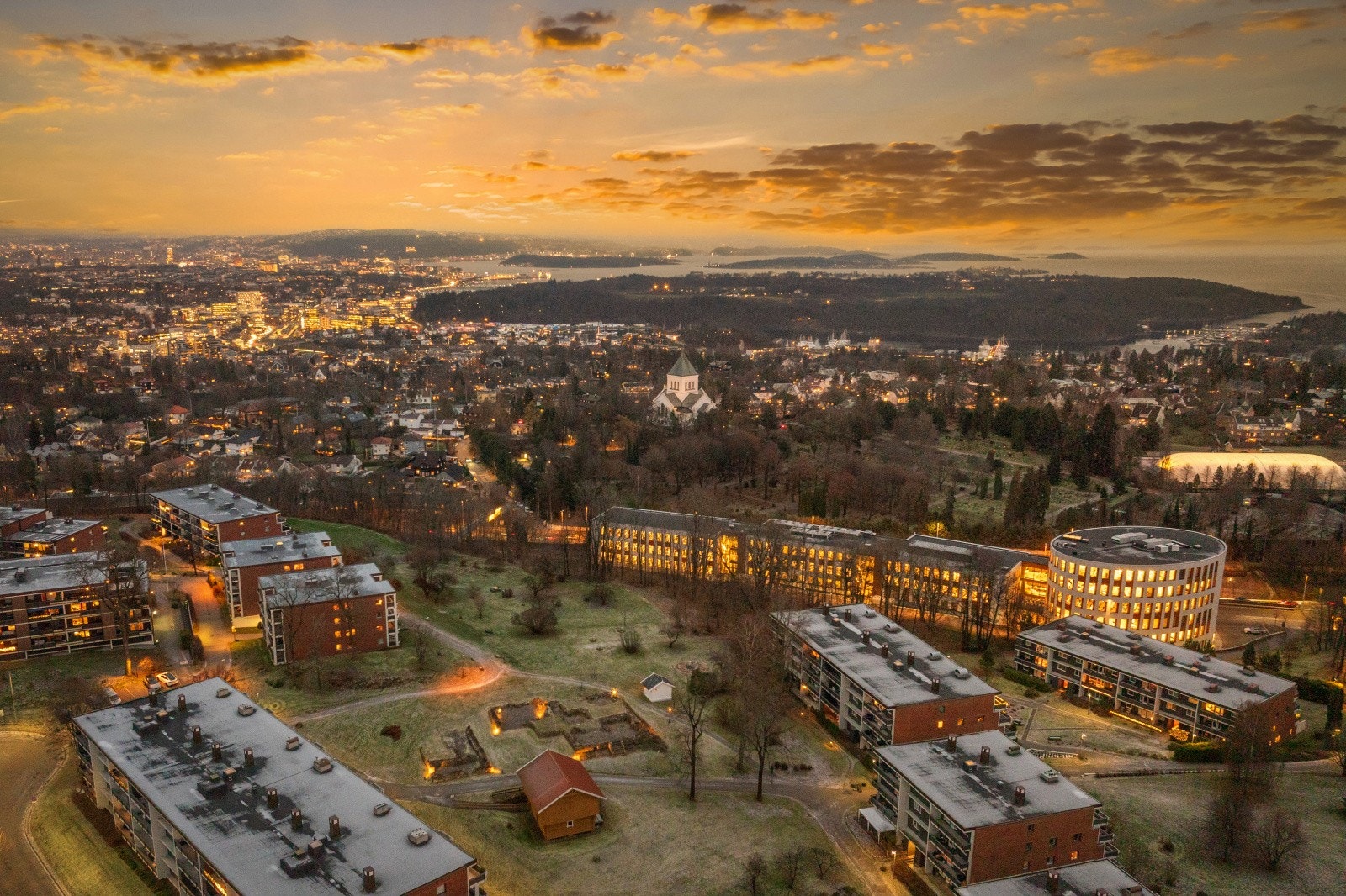 Ullern allé 101 har en meget attraktiv og rolig beliggenhet i et veletablert og barnevennlig område på Ullern. Galleribilde