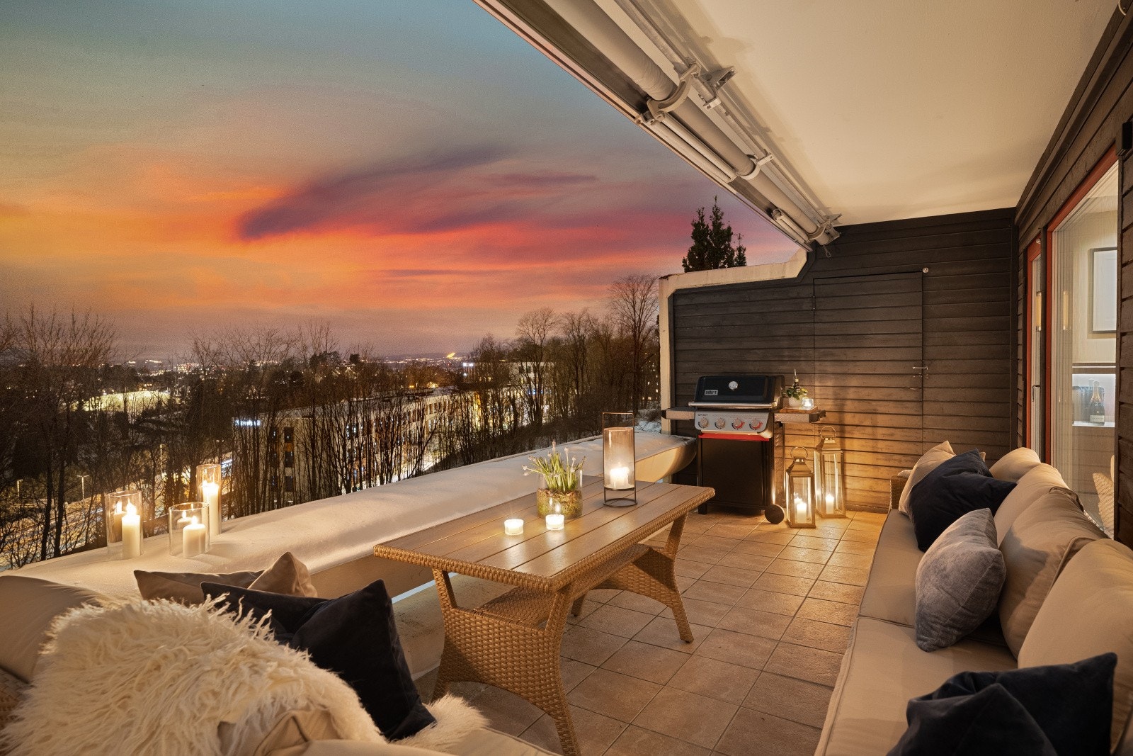 Fra stuen er det adkomst til en solrik balkong på ca. 15 m². Galleribilde