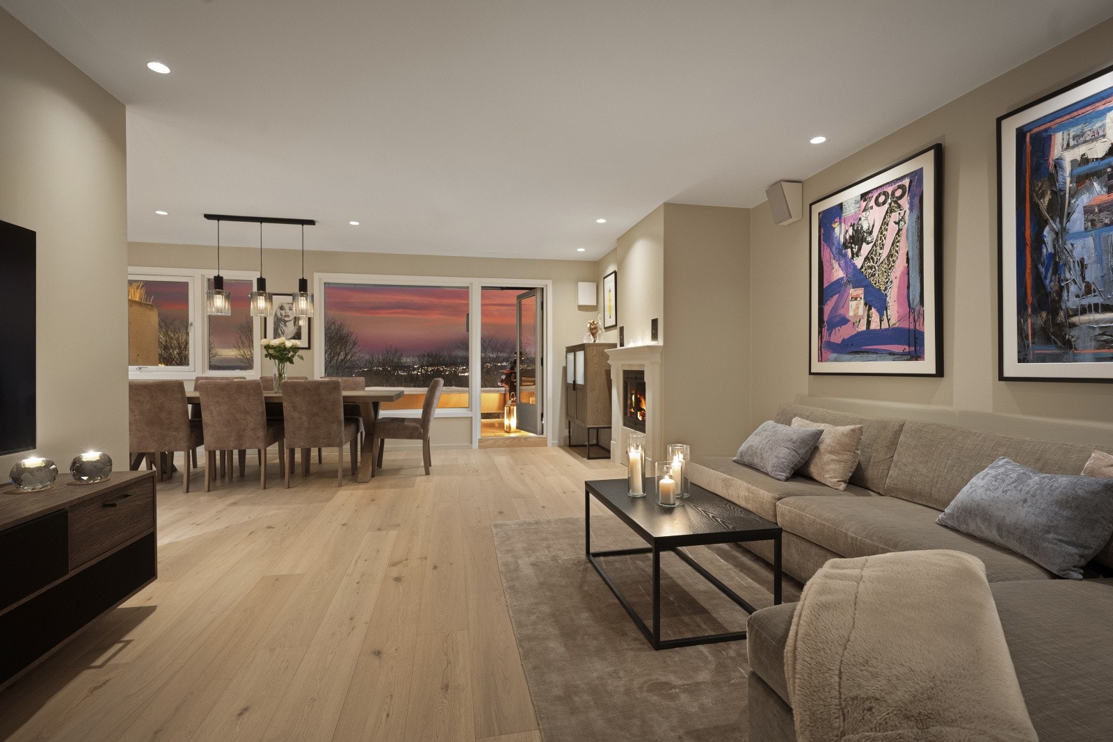 Stuen deles naturlig inn i flere soner og kan lett innredes etter behov. Galleribilde