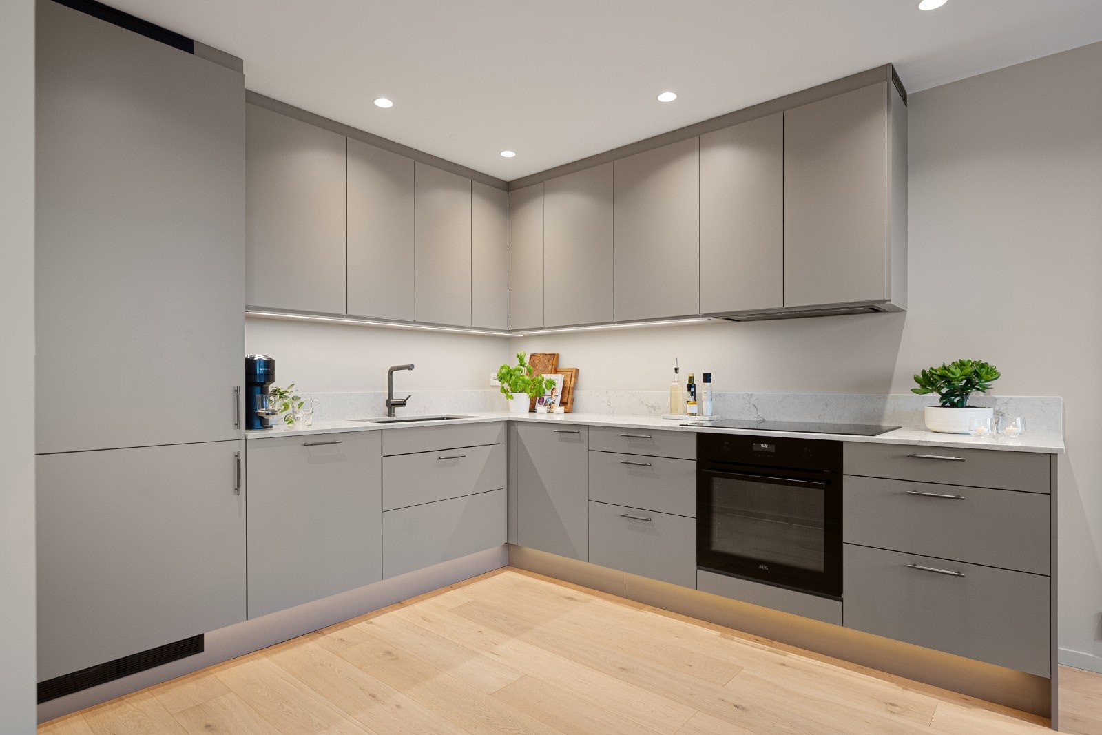 Boligens kjøkken er moderne og delikat med HTH innredning fra 2024. Her får du et praktisk kjøkken med mye skap- og benkeplass. Galleribilde