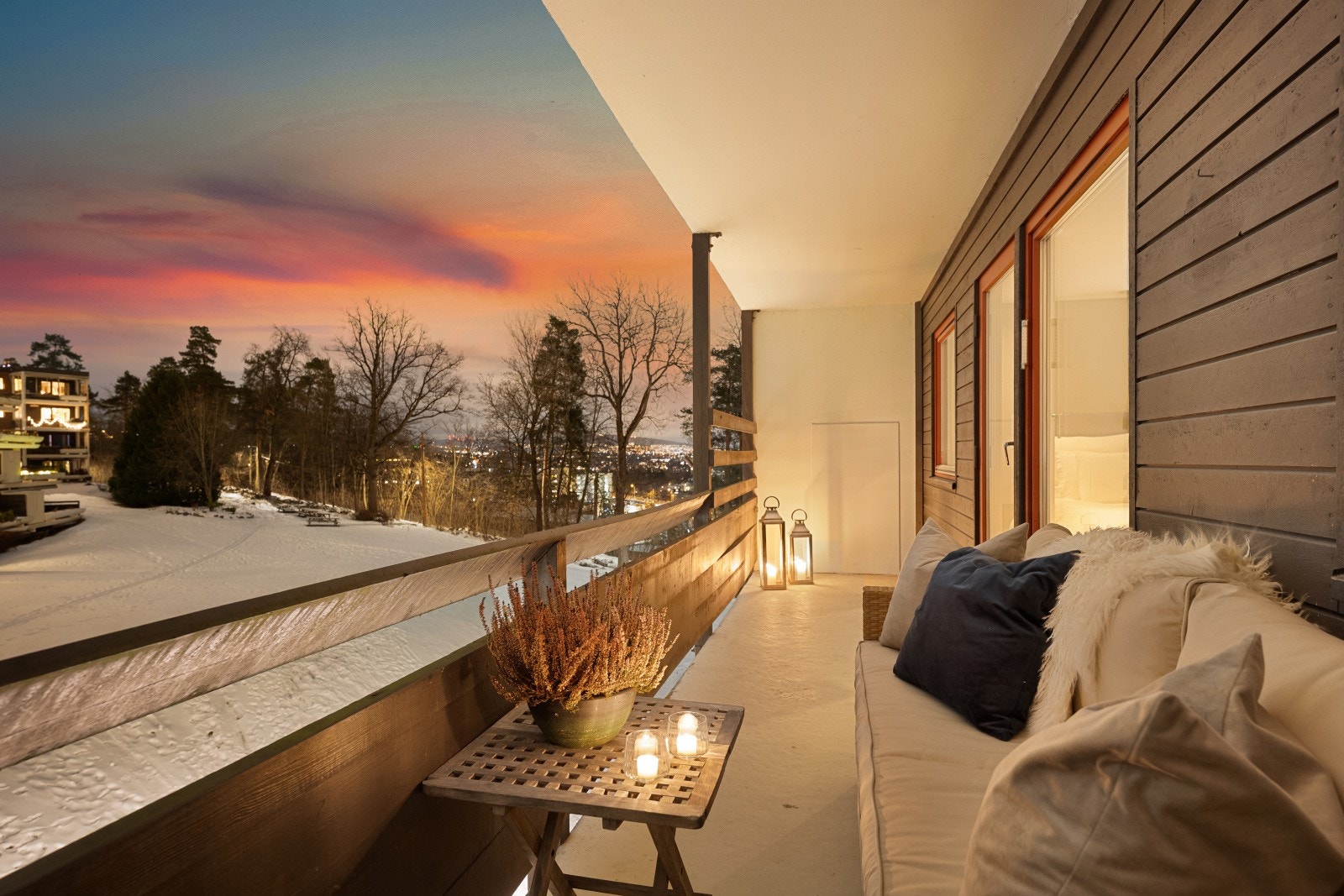 Balkongen er på ca. 10 m² og har god plass til sittegruppe og byr på flere møbleringsmuligheter. Galleribilde