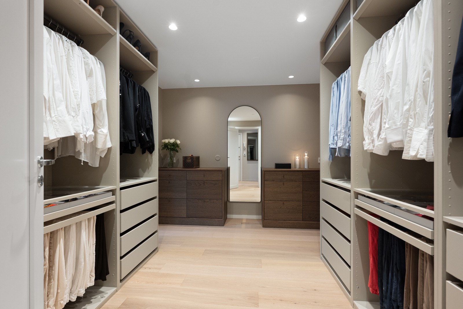 I tilknytning til hovedsoverommet og entréen er det en stor og praktisk walk-in garderobeløsning. Rommet byr på flere møbleringsmuligheter og funker fint som hjemmekontor eller barnerom. Galleribilde