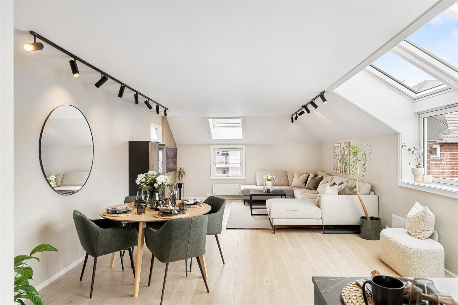 Velkommen til Maridalsveien 238! Dette er en lys og delikat 4-roms toppleilighet beliggende på populære Bjølsen/Nydalen. Galleribilde