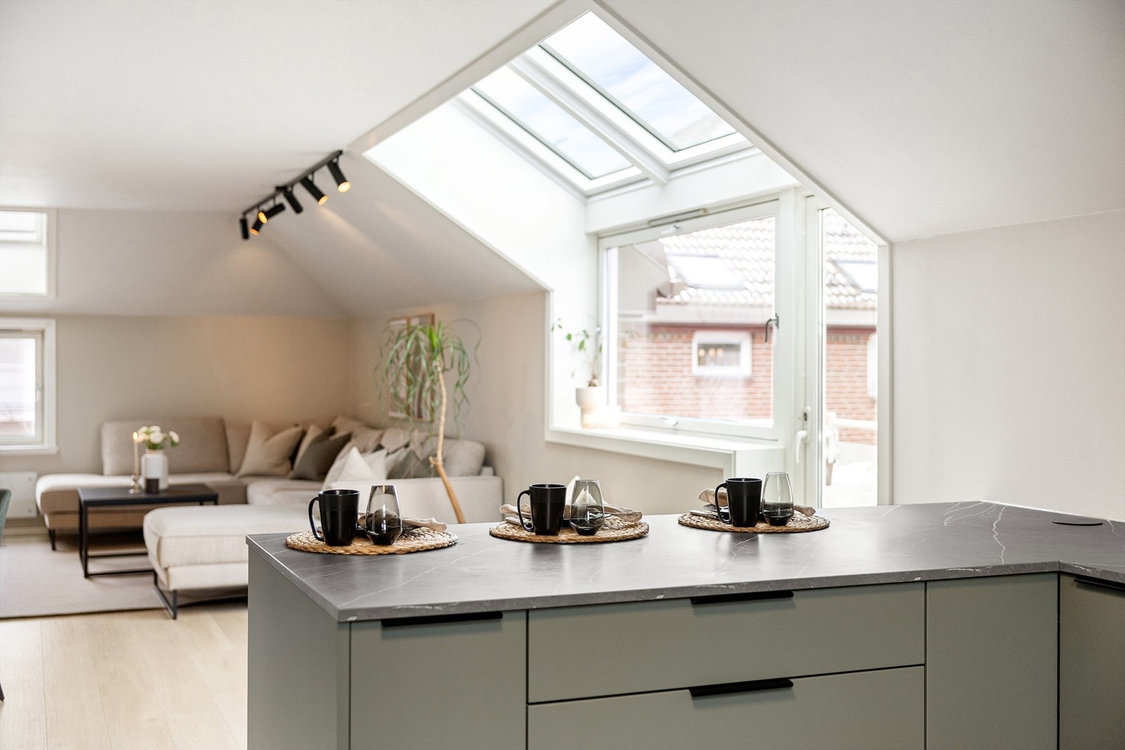 Den U-formede løsningen gir svært gode arbeidsflater og rikelig med skapplass, og bidrar til en effektiv arbeidssone. Galleribilde