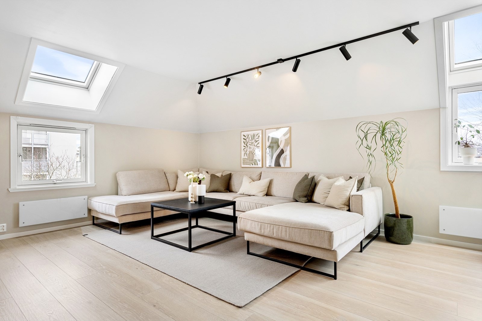 Gulvet er belagt med lys laminat, og overflatene er malt i delikate og lyse fargetoner. Et perfekt utgangspunkt for å innrede med egne møbler og gjenstander for å skape ditt drømmehjem. Galleribilde