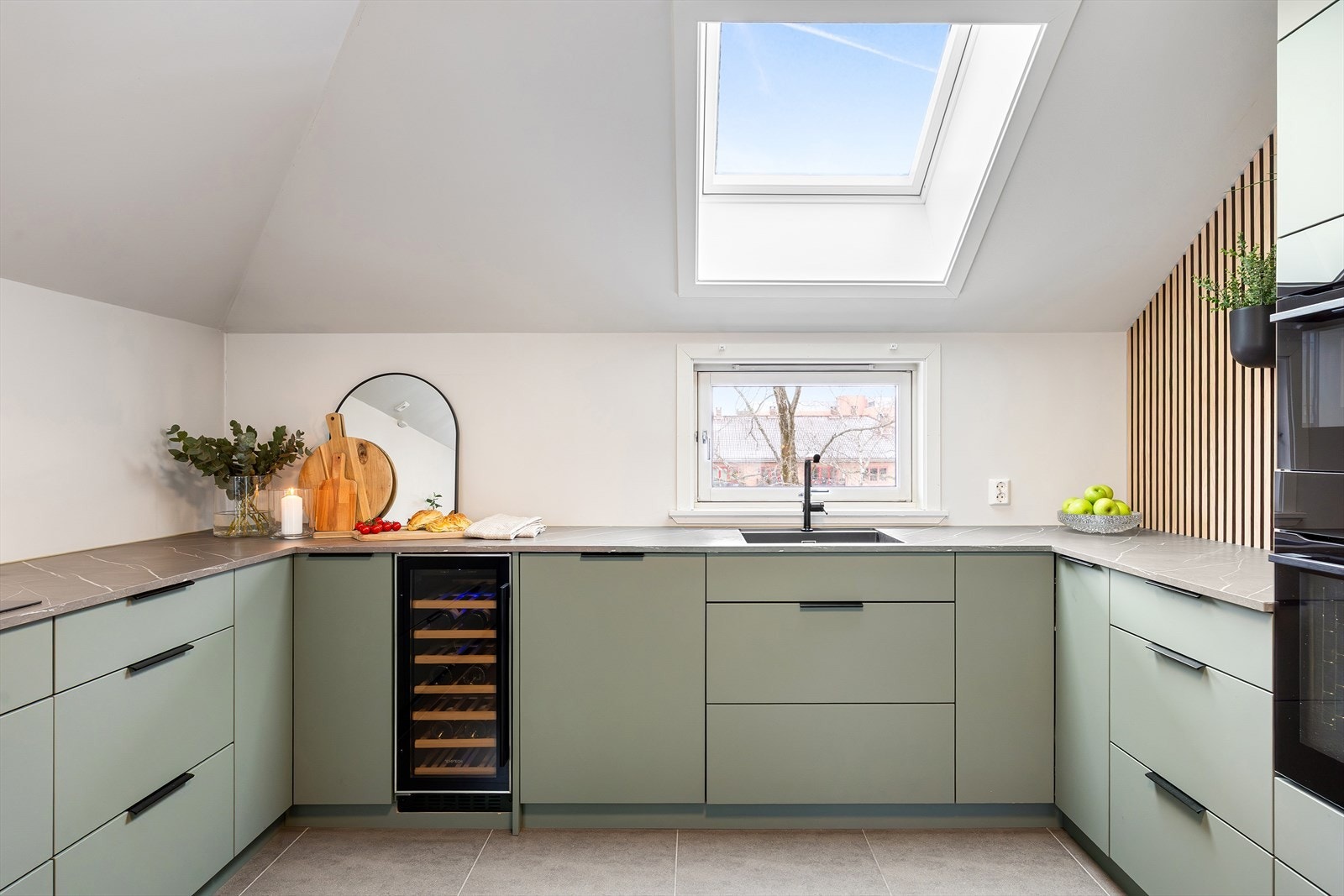 Kjøkkenet har glatte fronter, laminat benkeplate og nedfelt oppvaskkum med ettgreps svingbare blandingsbatteri. Galleribilde