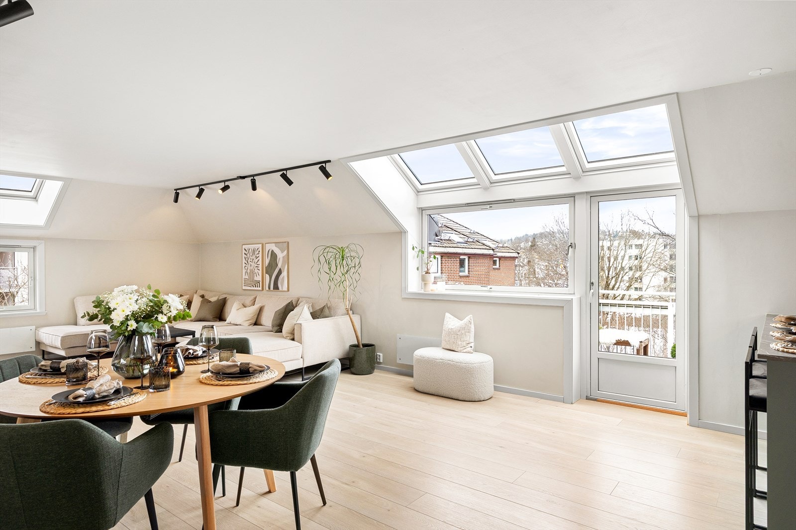 Stuen er romslig og luftig med skråtak og store vindusflater som gir rikelig naturlig lys gjennom hele dagen. Flere takvinduer bidrar til en ekstra åpen romfølelse og skaper en lys og behagelig atmosfære. Galleribilde