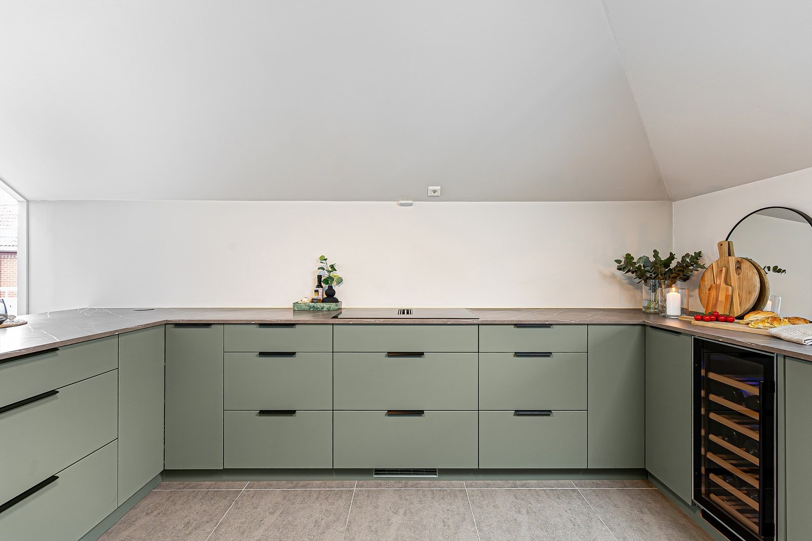 Det er integrerte hvitevarer som induksjonsplatetopp, stekeovn, vinskap, mikrobølgeovn, oppvaskmaskin, kjøleskap og frys. Galleribilde