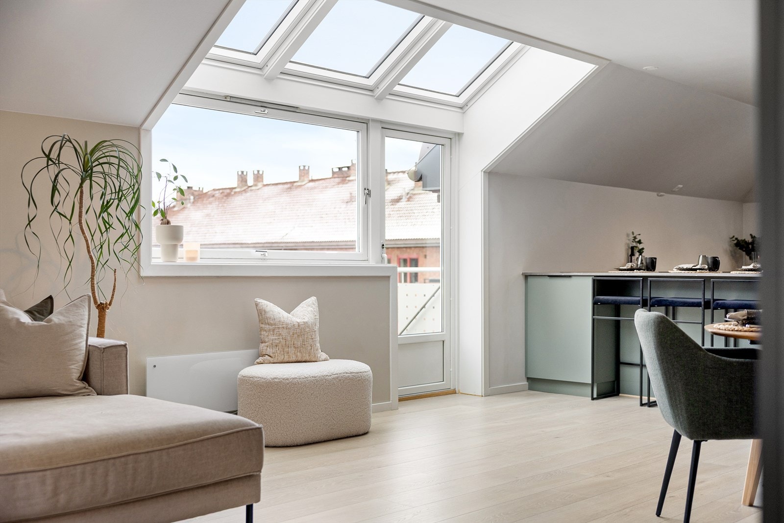 Fra stuen er det utgang til den hyggelige balkongen. Galleribilde