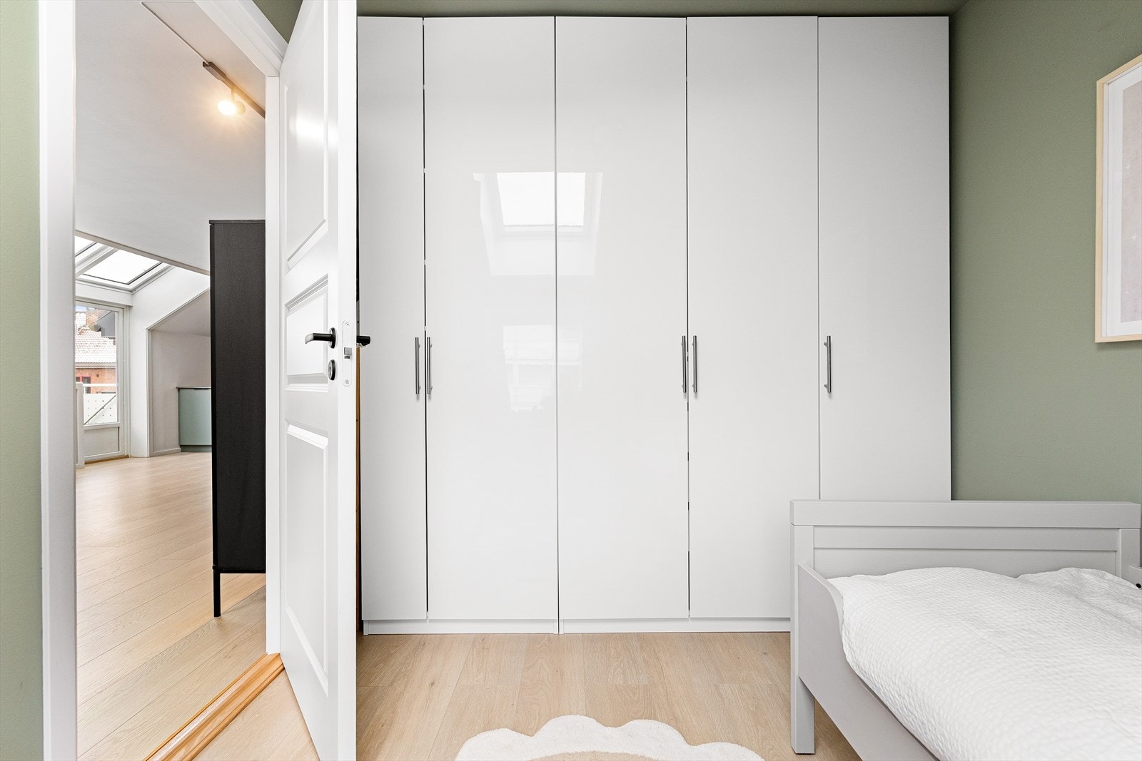 Her er det også gode oppbevaringsmuligheter i garderobeskap som strekker seg langs veggen. Galleribilde