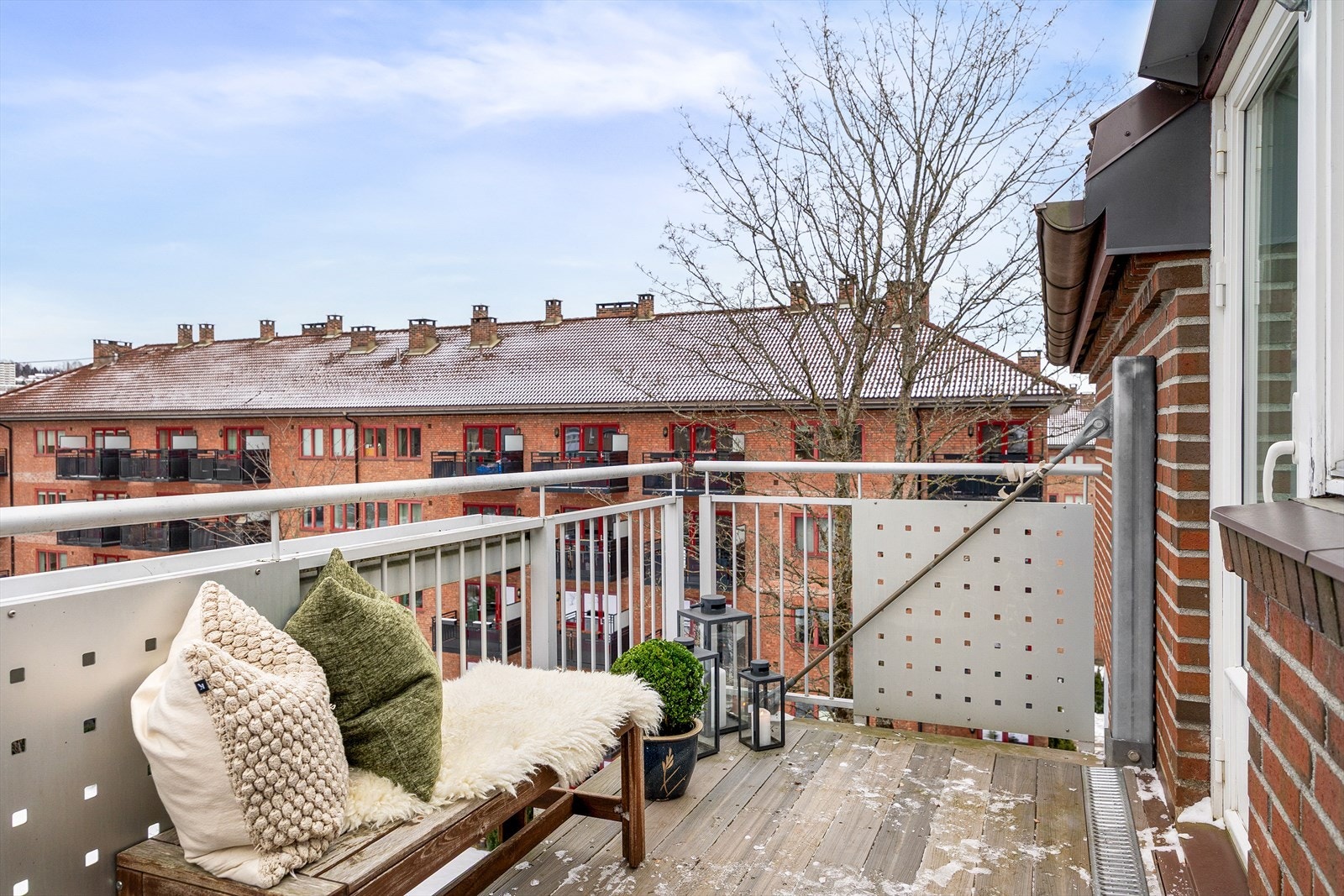 I vår- og sommerhalvåret blir balkongen en naturlig forlengelse av stuen, perfekt for hyggelige stunder med familie og venner. Her kan du enkelt skape en koselig uteoase med utemøbler, beplantning og en gassgrill. Galleribilde