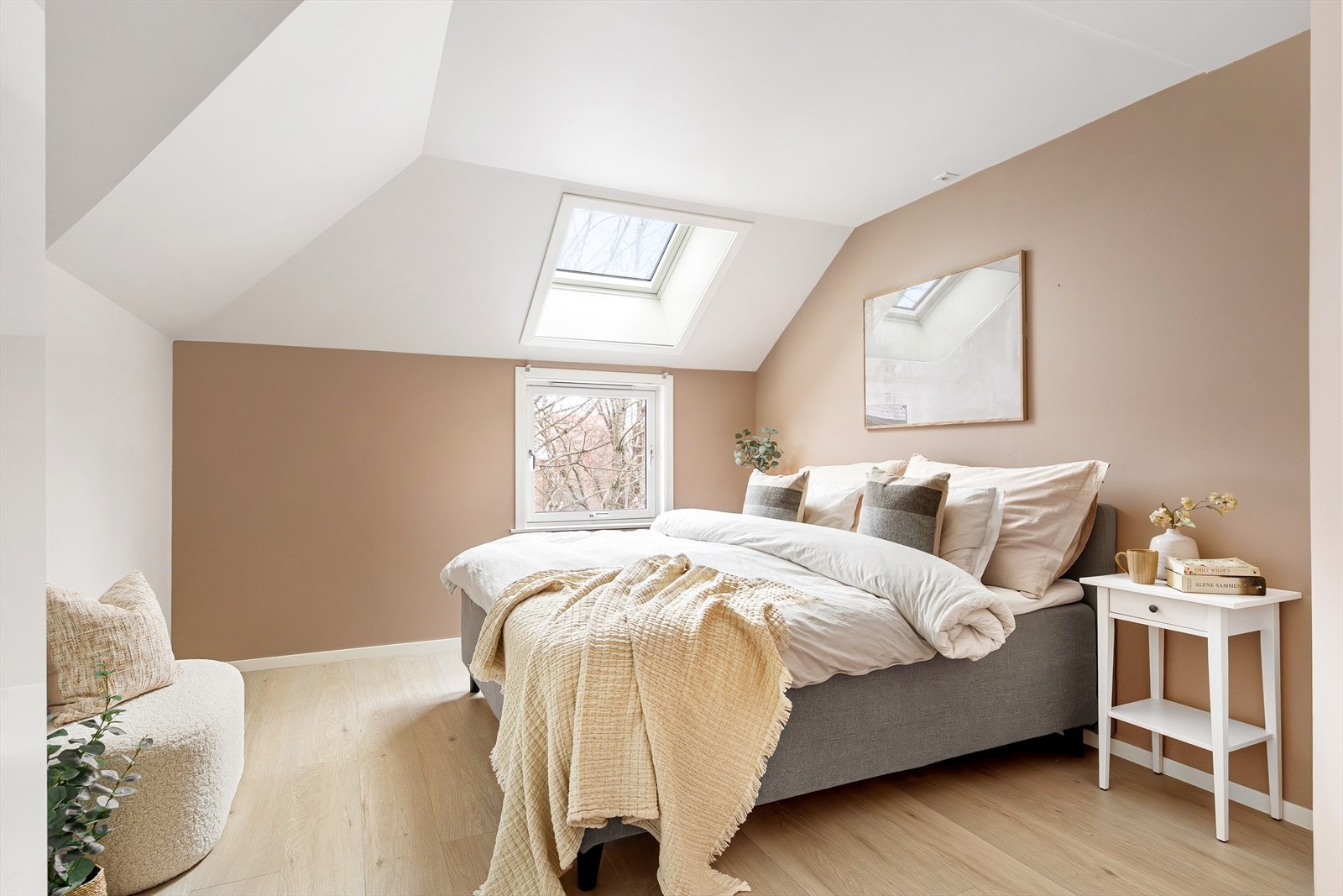 Hovedsoverommet er romslig, med plass til dobbeltseng, nattbord og tilhørende møbler. Galleribilde