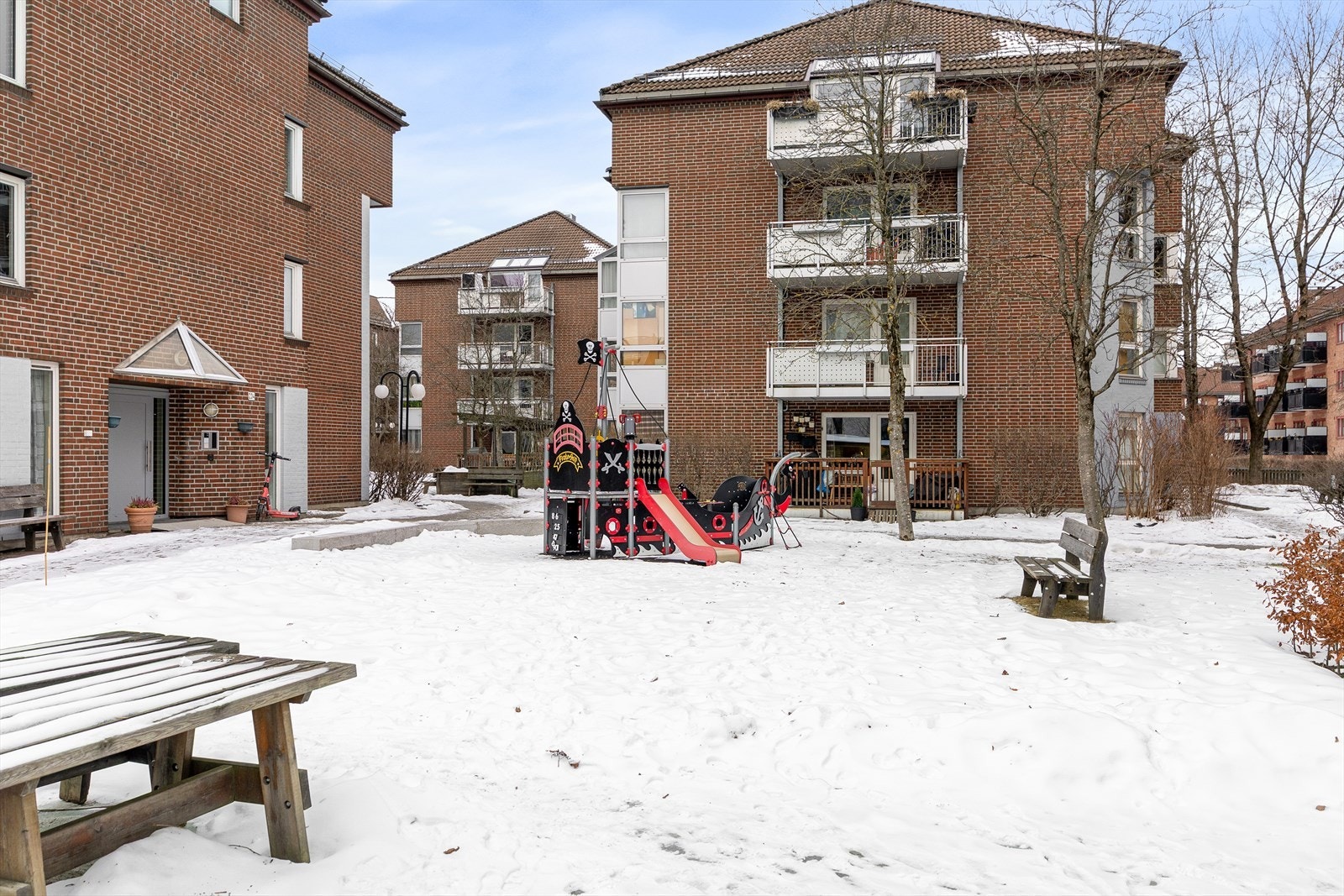 Borettslaget har et hyggelig fellesområde med sittegrupper og lekeapparater for de minste. Galleribilde