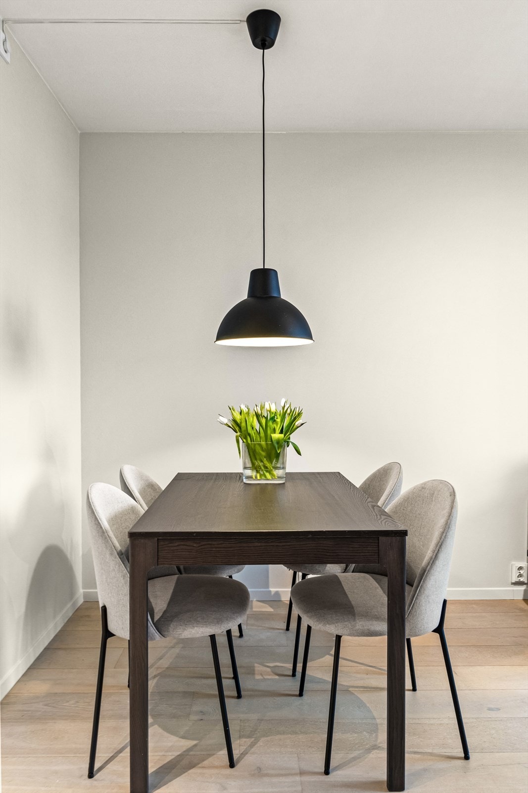 God plass til stort spisebord, perfekt for sosiale og hyggelige sammenkomster. Galleribilde