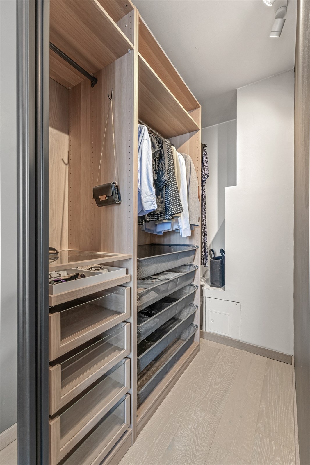 Romslig walk-in som enkelt kan skjules med skyvedør. Galleribilde