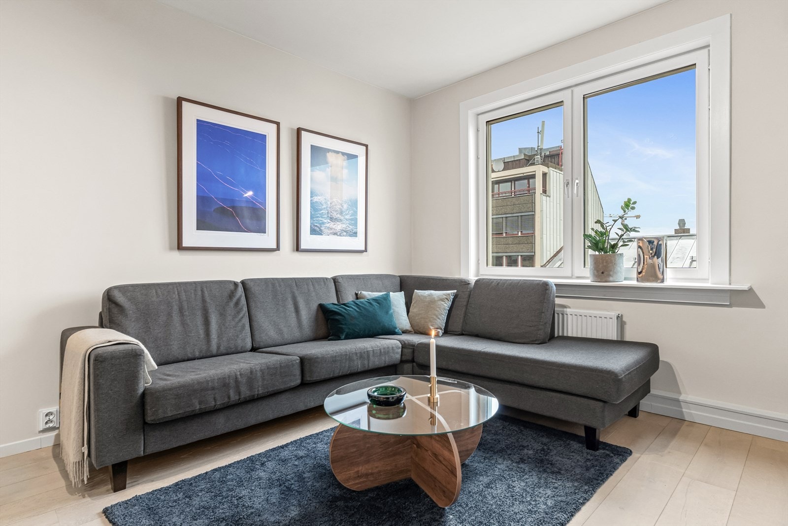 Leiligheten ligger høyt og fint til i byggets 6.etg med heisadkomst, delikat standard og god takhøyde på 2,58m, som skaper en god atmosfære. Galleribilde